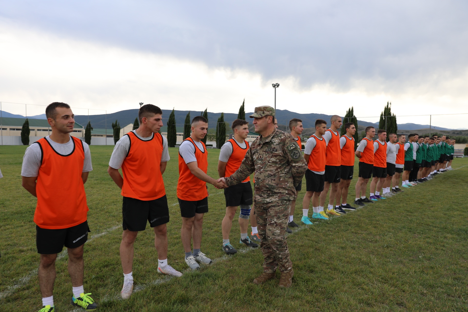 <p style="text-align: justify">ეროვნული თავდაცვის აკადემიაში შიდა საფეხბურთო ტურნირი გაიმართა. ტურნირში მონაწილეობა მიიღო იუნკერების, მსმენელების და სერჟანტ/ოფიცრებისგან დაკომპლექტებულმა რვა გუნდმა.</p><p style="text-align: justify">ფინალურ შეხვედრას აკადემიის რექტორი ბრიგადის გენერალი მამია ბალახაძე და სტრუქტურული ერთეულების ხელმძღვანელი პირები დაესწრნენ.</p><p style="text-align: justify">ფინალურ შეხვედრაში ერთმანეთს იუნკერთა სასწავლო ბატალიონის მეოთხე და მეორე კურსის იუნკერების გუნდები დაუპირისპირდნენ, რომელშიც გამარჯვება მეორე კურსის გუნდმა მოიპოვა. გამარჯვებულ გუნდს თასი აკადემიის რექტორმა გადასცა. მეორე ადგილზე გასული გუნდი კი, საპატიო სიგელით დაჯილდოვდა. ასევე, გამოვლინდა ტურნირის „საუკეთესო ფეხბურთელი“, რომელიც მეორე კურსის იუნკერი მიხეილ სამადაშვილი გახდა.</p><p style="text-align: justify">ეროვნული თავდაცვის აკადემიაში გამართული სპორტული აქტივობები ჯანმრთელი ცხოვრების წესის პოპულარიზაციას უწყობს ხელს. ამ კუთხით აკადემიაში სპორტის სხვადასხვა სახეობაში შეჯიბრებები, მათ შორის, ფეხბურთის ტურნირი ყოველწლიურად ტარდება.</p>