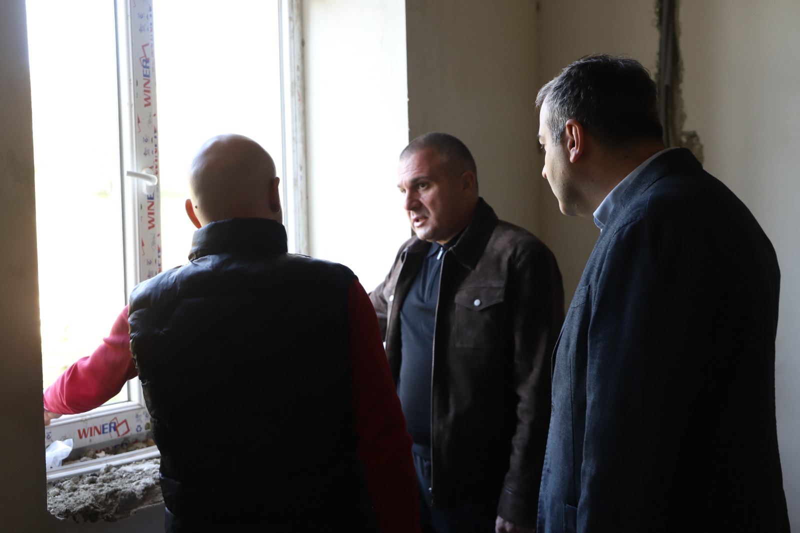 <p style="text-align: justify">თერჯოლის მუნიციპალიტეტის მერმა მანუჩარ რობაქიძემ, ინფრასტრუქტურის განვითარების მინისტრ რევაზ სოხაძესთან ერთად თერჯოლაში მიმდინარე ინფრასტრუქტურული პროექტები დაათვალიერა. </p><p style="text-align: justify">მუნიციპალიტეტის მერი ინფრასტრუქტურის მინისტრთან ერთად ქ. თერჯოლის #1 საჯარო სკოლისა და ქ. თერჯოლის წყალმომარაგების სისტემის</p><p style="text-align: justify">სარეაბილიტაციო სამუშაოებს ადგილზე გაეცნო. ხელმძღვანელმა პირებმა ყურადღება გაამახვილეს პროექტების კანონით გათვალისწინებულ ვადებში სამუშაოების ხარისხიანად შესრულებაზე და კონტრაქტორ კომპანიებს გარკვეული მითითებები მისცეს.</p>