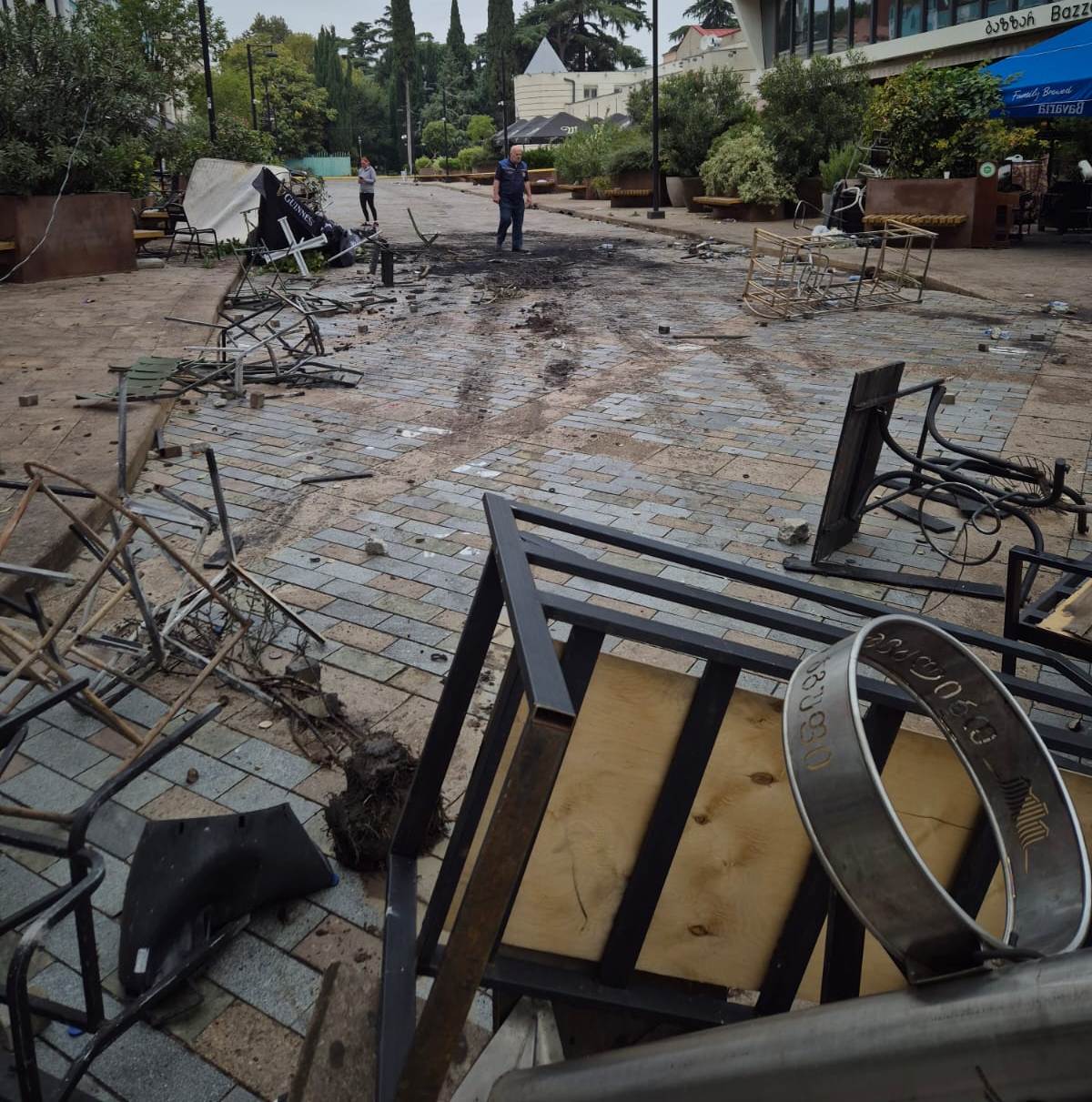 <p style="text-align: justify">გუშინდელი საპროტესტო აქციების შედეგად დაზიანებული ინფრასტრუქტურის შესახებ თბილისის მერია განცხადებას და ფოტოვიდეომასალას ავრცელებს.</p><p style="text-align: justify">"გვსურს, საზოგადოებას მივაწოდოთ ინფორმაცია გუშინდელი საპროტესტო აქციების შედეგად, მუნიციპალური ტერიტორიისა და ინფრასტრუქტურის დაზიანების შესახებ.&nbsp;</p><p style="text-align: justify">სამწუხაროდ, ზიანი მიადგა კულტურული მემკვიდრეობის ძეგლების ფასადებს, ჟალუზების და დეკორატიული მხატვრული მინათებების ნაწილს.</p><p style="text-align: justify">ორბელიანისა და თაბუკაშვილის ქუჩებსა და რუსთაველის გამზირზე დაზიანებულია საფეხმავლო ტროტუარები, ქვაფენილი, გარე განათების ბოძის სანათები, სადენები. ორბელიანის ქუჩაზე ჩაწყვეტილია და ჩატეხილია დეკორატიული განათებები, თაბუკაშვილის ქუჩაზე კი დამწვარია ნაგავშემკრები კონტეინერები. დაზიანებულია გარე ავეჯი, რომელიც კერძო კომპანიებს, კაფეების მფლობელებს ნაქირავებ ტერიტორიაზე ჰქონდათ განთავსებული.</p><p style="text-align: justify">როგორც იცით, დამტვრეულია პრეზიდენტის ადმინისტრაციის ეზოს ღობე, ხოლო მოპირდაპირე მხარეს განთავსებული ბოძკინტები დაზიანებული, დაღუნულია ბოლარდები, რომლებიც საფეხმავლო ზონას ავტომანქანების ზონისგან იცავენ. სხვადასხვა ინფრასტრუქტურა – საქანელები, მცენარეები, ქოთნები, გამწვანებული თარგები და დეკორატიული ელემენტები, რომლებიც რეაბილიტირებულ ქუჩაზე და კაფეების მიმდებარედ იყო, დიდწილად დაზიანებულია. აქედან ნაწილი აღდგენას ექვემდებარება, ნაწილი კი სრულად განადგურდა.</p><p style="text-align: justify">ამასთან, მიმდებარე ტერიტორიაზე დამტვრეულია საგზაო ნიშნები, შლაგბაუმი, რომელიც მიწისქვეშა პარკინგთან იყო დამონტაჟებული, მაჩვენებლის დაფა, დეკორატიული სცენა, რომელიც პარკინგის თავზე ორბელიანის ქუჩის მხარეს იყო მოწყობილი.</p><p style="text-align: justify">რაც შეეხება „კონკას“, რომელიც გამორჩეულად უყვართ თბილისელებს და ქალაქის ვიზიტორებს, მას დაზიანებული აქვს რამდენიმე დეკორატიული ელემენტი.</p><p style="text-align: justify">აქვე უნდა აღინიშნოს, რომ „თბილსერვის ჯგუფმა“ მუშაობა დაიწყო მყისიერად, როგორც კი ადგილზე შესვლის შესაძლებლობა მიეცა. შედეგად, გატანილია დამწვარი და დაზიანებული მასალა, ტერიტორია მოირეცხა და მოწესრიგდა. ამ ეტაპზე, მუნიციპალიტეტის შესაბამისი უწყების თანამშრომლები მუშაობენ ადგილზე, რომ ყველაფერი აღდგეს და პირვანდელი სახე დაიბრუნოს“, – აღნიშნულია თბილისის მერიის განცხადებაში.</p>