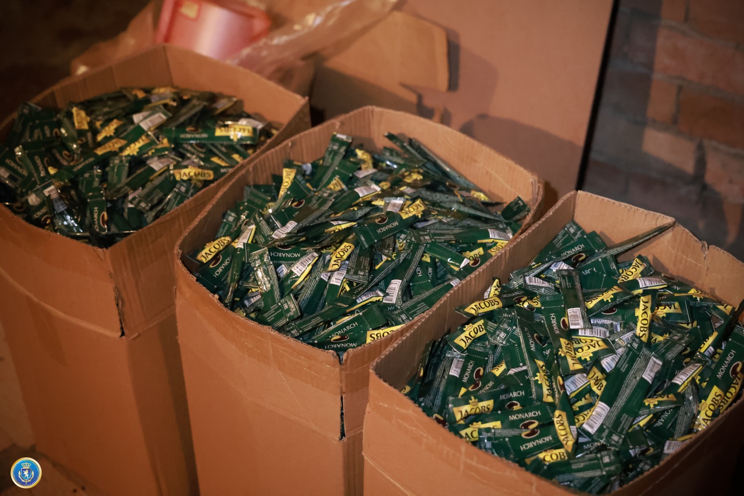 <p style="text-align: justify">ფინანსთა სამინისტროს საგამოძიებო სამსახურის თანამშრომლებმა, საქართველოს გენერალურ პროკურატურასთან კოორდინაციით, ჩატარებული ოპერატიულ-სამძებრო ღონისძიებებისა და საგამოძიებო მოქმედებების შედეგად, წინასწარი შეთანხმებით ჯგუფის მიერ, დიდი ოდენობით სხვისი სასაქონლო ნიშნის უკანონო დამზადება-გამოყენების ფაქტზე, საქართველოს მოქალაქეები გ. ა. და ფ. დ. დააკავეს.</p><p style="text-align: justify">"გამოძიებით დადგინდა, რომ ბრალდებულებს, მატერიალური სარგებლის უკანონოდ მიღების მიზნით, ქალაქ თბილისში მოწყობილი ჰქონდათ კუსტარული საწარმო, სადაც სისტემატურად ახორციელებდნენ ძირითადად, ტკბილეულის და ყავის დამზადებას, რის შემდგომაც ახდენდნენ აღნიშნული პროდუქციის „Raffaello”-ს და „Jacobs Monarch”-ის სასაქონლო ნიშნით უკანონო ნიშანდებას და რეალიზაციას.</p><p style="text-align: justify">საგამოძიებო მოქმედებების შედეგად, ამოღებულ იქნა, სარეალიზაციოდ გამზადებული, 10 000 ერთეულზე მეტი „Jacobs Monarch”-ის სასაქონლო ნიშნით უკანონო ნიშანდებული ერთჯერადი ყავა და 2 400 ერთეულზე მეტი „Raffaello”-ს სასაქონლო ნიშნით უკანონო ნიშანდებული ტკბილეული.</p><p style="text-align: justify">ასევე, ჩხრეკის შედეგად, აღმოჩენილი და ამოღებული იქნა ყავა „Jacobs Monarch”-ის და „Carte Noire“-ის სასაქონლო ნიშნით უკანონო ნიშანდებული ლენტები, ვადაგასული ტკბილეული „Kinder Schokolade”, “Jacobs Monarch”-ის და „Raffaello”-ს ყუთები, ყალიბები, ბეჭდები და ზემოხსენებული პროდუქციის შეფუთვისათვის და წარმოებისათვის განკუთვნილი ტექნიკური დანადგარები.</p><p style="text-align: justify">საქმეზე გრძელდება საგამოძიებო და ოპერატიული ღონისძიებები, როგორც აღნიშნულ დანაშაულებრივ ქმედებაში ჩართული სხვა პირების დადგენა-მხილების, ასევე იმ ობიექტების დადგენა-გამოვლენის მიზნით, სადაც ხორციელდებოდა აღნიშნული პროდუქციის რეალიზაცია.</p><p style="text-align: justify">გამოძიება მიმდინარეობს საქართველოს სისხლის სამართლის კოდექსის 196-ე მუხლის მე-3 ნაწილით, რაც სასჯელის სახით ითვალისწინებს თავისუფლების აღკვეთას 3-დან 5 წლამდე ვადით", - აღნიშნულია ინფორმაციაში.</p>