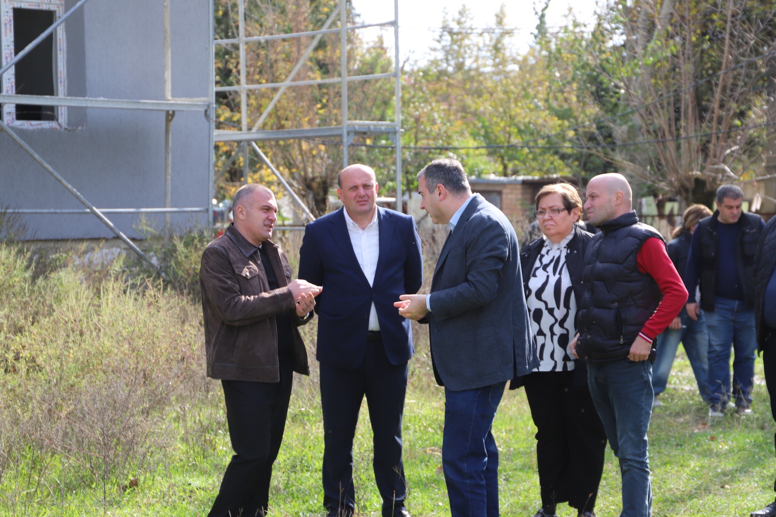 <p style="text-align: justify">თერჯოლის მუნიციპალიტეტის მერმა მანუჩარ რობაქიძემ, ინფრასტრუქტურის განვითარების მინისტრ რევაზ სოხაძესთან ერთად თერჯოლაში მიმდინარე ინფრასტრუქტურული პროექტები დაათვალიერა. </p><p style="text-align: justify">მუნიციპალიტეტის მერი ინფრასტრუქტურის მინისტრთან ერთად ქ. თერჯოლის #1 საჯარო სკოლისა და ქ. თერჯოლის წყალმომარაგების სისტემის</p><p style="text-align: justify">სარეაბილიტაციო სამუშაოებს ადგილზე გაეცნო. ხელმძღვანელმა პირებმა ყურადღება გაამახვილეს პროექტების კანონით გათვალისწინებულ ვადებში სამუშაოების ხარისხიანად შესრულებაზე და კონტრაქტორ კომპანიებს გარკვეული მითითებები მისცეს.</p>