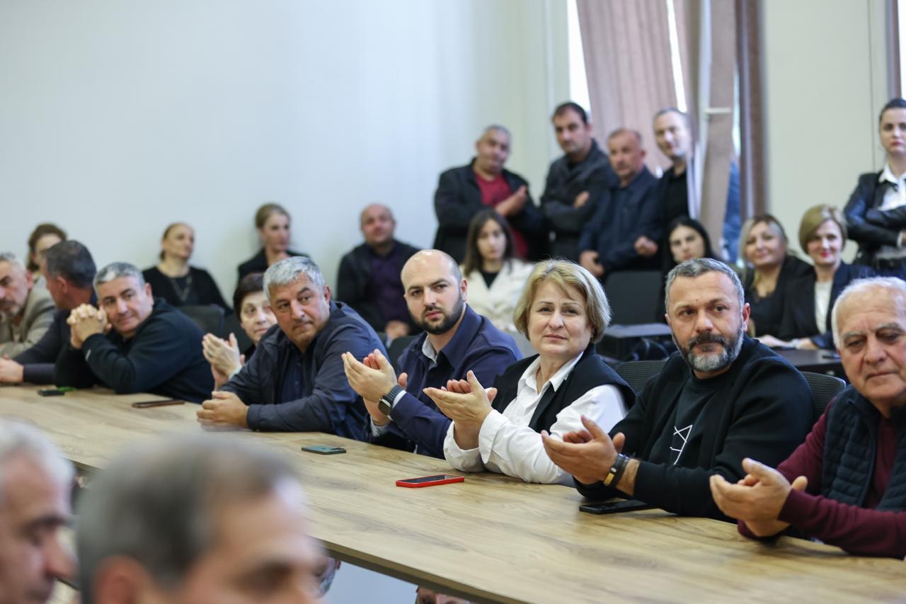 <p style="text-align: justify">ქვემო ქართლში სახელმწიფო რწმუნებულმა ილია ჯალაღანიამ, თეთრიწყაროს მუნიციპალიტეტის მერიის თანამშრომლებს ახლად არჩეული მერი მიხეილ აფციაური წარუდგინა.</p><p style="text-align: justify">მუნიციპალიტეტის მერიის ინფორმაციით, სახელმწიფო რწმუნებულმა ახლად არჩეულ მერს წარმატებები უსურვა, ხაზი გაუსვა ცენტრალური და ადგილობრივი ხელისუფლების კოორდინირებული მუშაობის მნიშვნელობას მუნიციპალიტეტში მიმდინარე და დაგეგმილი პროექტების ეფექტიანად განხორციელების პროცესში. ასევე აღინიშნა, რომ პრიორიტეტულია მოსახლეობის საჭიროებებსა და არსებულ გამოწვევებზე დროული რეაგირება.</p><p style="text-align: justify">შეხვედრას ქვემო ქართლში სახელმწიფო რწმუნებულის მოადგილე სოსო ალიბეგაშვილი და ადგილობრივი ხელისუფლების წარმომადგენლები ესწრებოდნენ.</p>