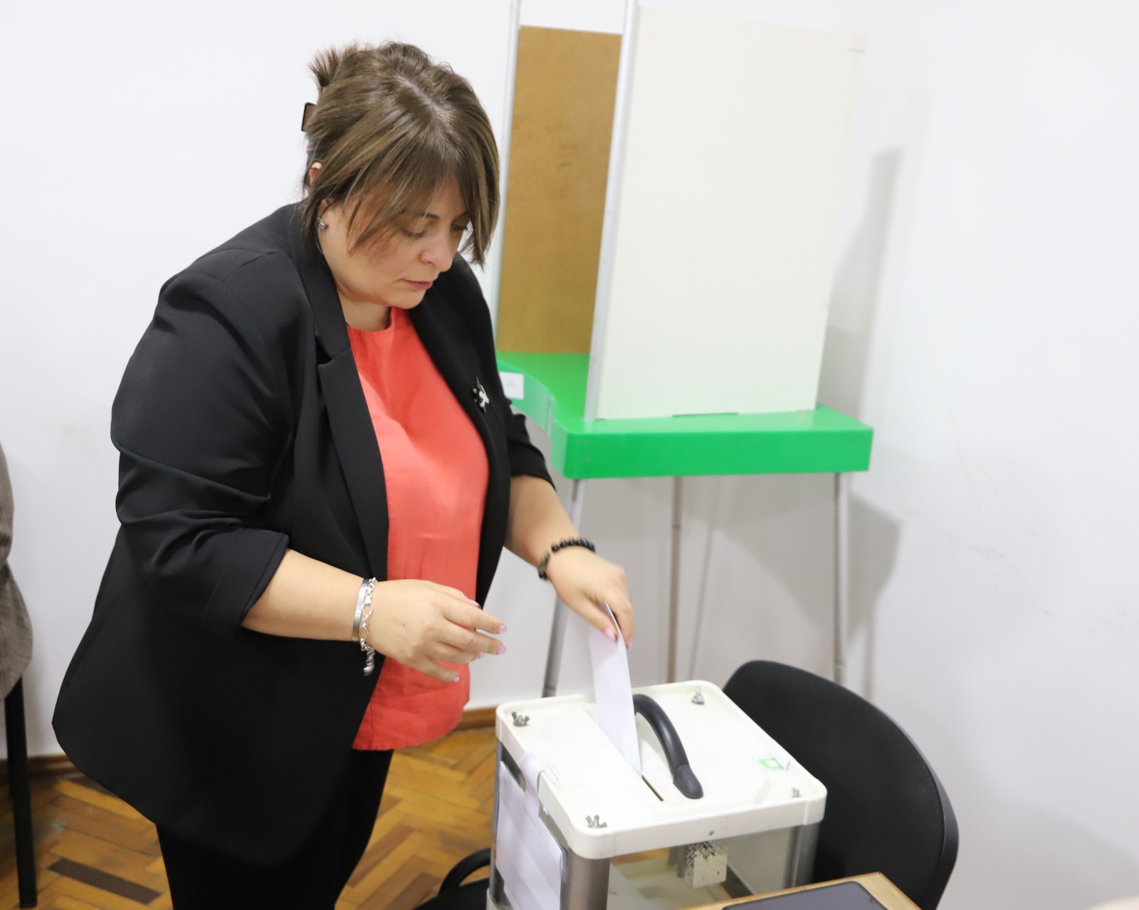 <p style="text-align: justify">თერჯოლის მუნიციპალიტეტის საკრებულოში ახალი მოწვევის საკრებულოს პირველი სხდომა გაიმართა. სხდომა თერჯოლის საოლქო საარჩევნო კომისიის თავმჯდომარემ ნაზი სირაძემ გახსნა, 2025 წლის თვითმმართველობის არჩევნების შედეგებზე ისაუბრა, ასევე წარმოადგინა ოქტომბრის არჩევნების მონაცემები და შემაჯამებელი ოქმი.</p><p style="text-align: justify">სხდომაზე საკრებულოს წევრებმა აირჩიეს დროებითი სამანდატო და ხმის დამთვლელი კომისიები. </p><p style="text-align: justify">ახალი საკრებულო 35 დეპუტატისგან შედგება.</p><p style="text-align: justify">სხდომაზე, უმრავლესობის წარდგინებით, ფარული კენჭისყრის საფუძველზე, საკრებულოს თავმჯდომარედ სოსო ჩაფიჩაძე აირჩიეს. </p><p style="text-align: justify">თავმჯდომარის პირველ მოადგილედ არჩეულ იქნა დავით გოგბერაშვილი, ხოლო მოადგილეებად: ჯემალ ისაკაძე და სერგი ჯიხვაშვილი. </p><p style="text-align: justify">ეკონომიკისა და ქონების მართვის საკითხთა კომისიის თავმჯდომარე აირჩიეს ბადრი ბუცხრიკიძე; </p><p style="text-align: justify">საფინანსო - საბიუჯეტო კომისიის თავმჯდომარედ - ზურაბი ჩხიკვაძე; </p><p style="text-align: justify">იურიდიულ საკითხთა კომისიის თავმჯდომარედ - ბიძინა ბუცხრიკიძე; </p><p style="text-align: justify">ჯანდაცვისა და სოციალურ საკითხთა კომისიის თავმჯდომარედ - ლაშა ლანჩავა;</p><p style="text-align: justify">კულტურის, განათლების, სპორტისა და ახალგაზრდულ საქმეთა კომისიის თავმჯდომარე - ნინო ოქრუაძე;</p><p style="text-align: justify">თერჯოლის მუნიციპალიტეტის საკრებულოში შეიქმნა ორი ფრაქცია: „ქართული ოცნება - დემოკრატიული საქართველო“ და „ხალხის ძალა“.</p><p style="text-align: justify">ფრაქციის "ქართული ოცნება - დემოკრატიული საქართველო“ თავმჯდომარედ გოჩა ვერულაშვილი აირჩიეს.</p><p style="text-align: justify">ფრაქციის "ხალხის ძალა" თავმჯდომარედ ომარ ჯიხვაშვილი აირჩიეს.</p>