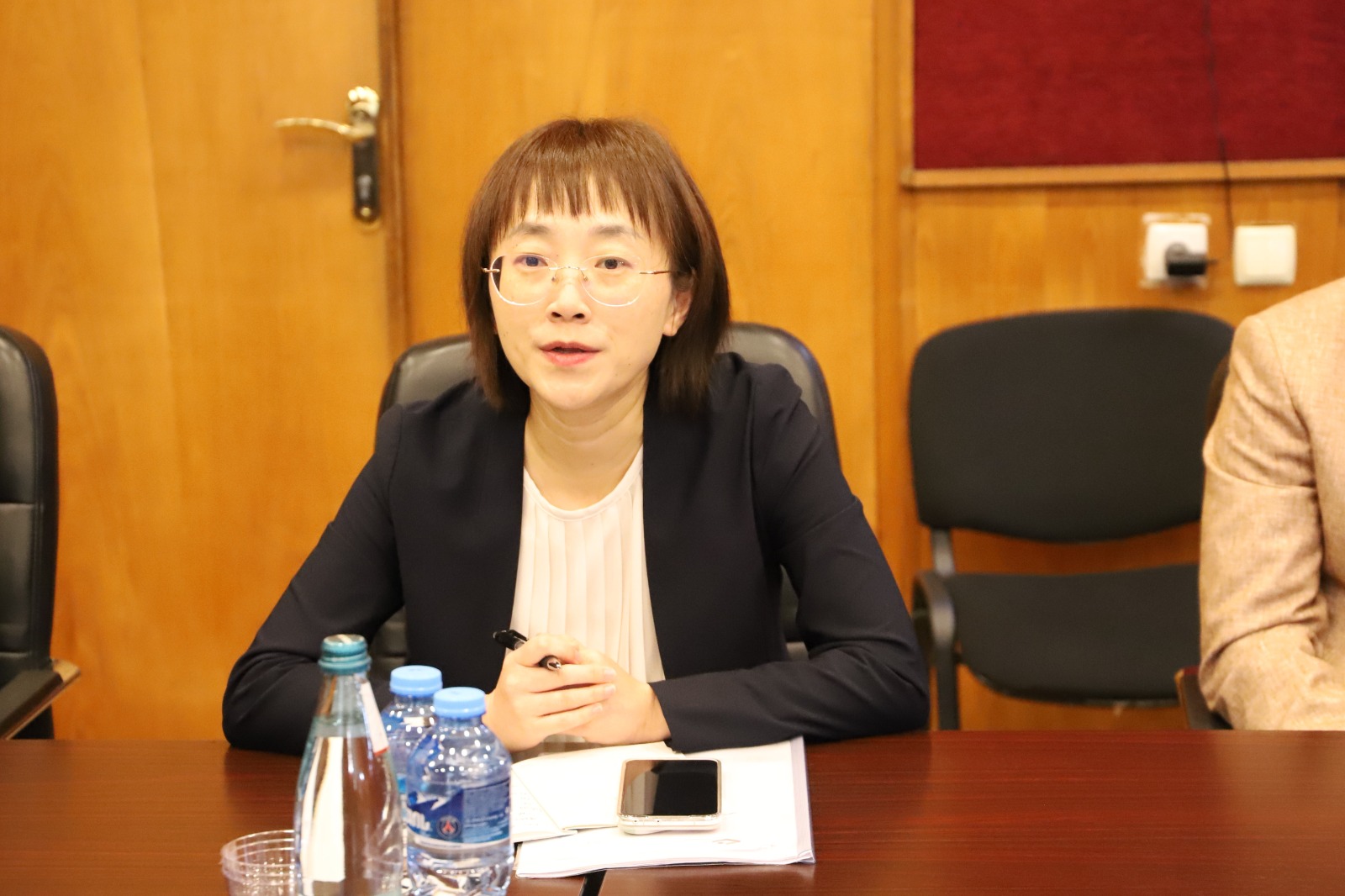 <p style="text-align: justify">თერჯოლის მუნიციპალიტეტის მერმა მანუჩარ რობაქიძემ ჩინეთის სახალხო რესპუბლიკიდან დელეგაციას უმასპინძლა, რომლის შემადგენლობაში ჩინეთის საერთაშორისო ვაჭრობის ხელშეწყობის საბჭოს კუეიჭოუს პროვინციის ექსპო ბიუროს საერთაშორისო ურთიერთობების დეპარტამენტის წარმომადგენლები არიან.&nbsp;</p><p style="text-align: justify">თერჯოლის მერთან შეხვედრაზე საუბარი შეეხო ეკონომიკური, სავაჭრო და კულტურული მიმართულებებით სამომავლო თანამშრომლობას, ასევე რეგიონის ბიზნესასოციაციებს და ღვინის საწარმოებთან პარტნიორობას.</p><p style="text-align: justify">მანუჩარ რობაქიძემ საქართველო-ჩინეთის, მჭიდრო მეგობრულ ურთიერთობასა და სტრატეგიულ პარტნიორობაზე გაამახვილა ყურადღება და სტუმრებს მუნიციპალიტეტის &nbsp;ეკონომიკური და ტურისტული &nbsp;პოტენციალის შესახებ ესაუბრა.</p><p style="text-align: justify">შეხვედრას იმერეთის სახელმწიფო &nbsp;რწმუნებულის აპარატის უფროსი ნიკა კვერნაძე, იმერული ღვინის ასოციაციის ხელმძღვანელი ქეთევან ჯურხაძე და თერჯოლის მუნიციპალიტეტის ადგილობრივი თვითმმართველობის წარმომადგენლები ესწრებოდნენ.</p><p style="text-align: justify">მერიაში გამართული შეხვედრის დასრულების შემდეგ, მანუჩარ რობაქიძემ ჩინური დელეგაციის წევრებს თერჯოლის მეღვინეობა "ხარება" დაათვალიერებინა.</p>