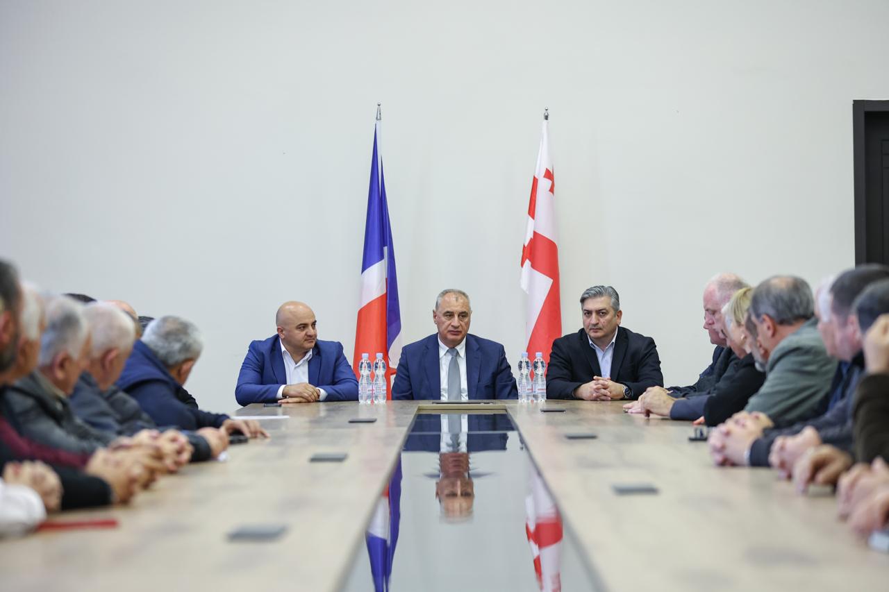 <p style="text-align: justify">ქვემო ქართლში სახელმწიფო რწმუნებულმა ილია ჯალაღანიამ, თეთრიწყაროს მუნიციპალიტეტის მერიის თანამშრომლებს ახლად არჩეული მერი მიხეილ აფციაური წარუდგინა.</p><p style="text-align: justify">მუნიციპალიტეტის მერიის ინფორმაციით, სახელმწიფო რწმუნებულმა ახლად არჩეულ მერს წარმატებები უსურვა, ხაზი გაუსვა ცენტრალური და ადგილობრივი ხელისუფლების კოორდინირებული მუშაობის მნიშვნელობას მუნიციპალიტეტში მიმდინარე და დაგეგმილი პროექტების ეფექტიანად განხორციელების პროცესში. ასევე აღინიშნა, რომ პრიორიტეტულია მოსახლეობის საჭიროებებსა და არსებულ გამოწვევებზე დროული რეაგირება.</p><p style="text-align: justify">შეხვედრას ქვემო ქართლში სახელმწიფო რწმუნებულის მოადგილე სოსო ალიბეგაშვილი და ადგილობრივი ხელისუფლების წარმომადგენლები ესწრებოდნენ.</p>