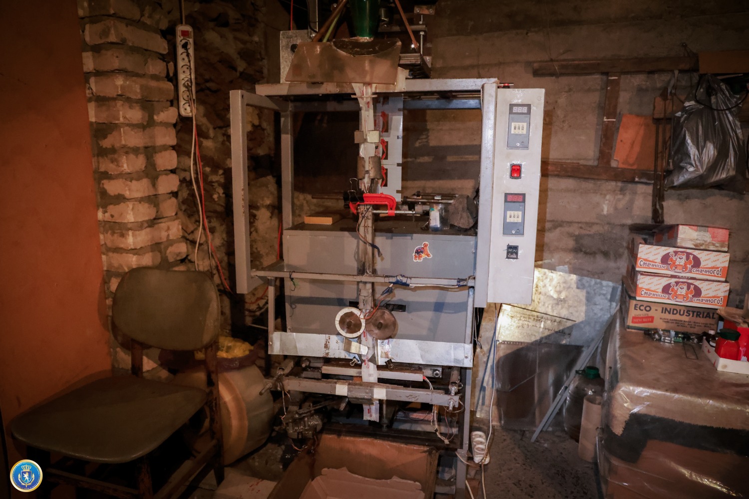 <p style="text-align: justify">ფინანსთა სამინისტროს საგამოძიებო სამსახურის თანამშრომლებმა, საქართველოს გენერალურ პროკურატურასთან კოორდინაციით, ჩატარებული ოპერატიულ-სამძებრო ღონისძიებებისა და საგამოძიებო მოქმედებების შედეგად, წინასწარი შეთანხმებით ჯგუფის მიერ, დიდი ოდენობით სხვისი სასაქონლო ნიშნის უკანონო დამზადება-გამოყენების ფაქტზე, საქართველოს მოქალაქეები გ. ა. და ფ. დ. დააკავეს.</p><p style="text-align: justify">"გამოძიებით დადგინდა, რომ ბრალდებულებს, მატერიალური სარგებლის უკანონოდ მიღების მიზნით, ქალაქ თბილისში მოწყობილი ჰქონდათ კუსტარული საწარმო, სადაც სისტემატურად ახორციელებდნენ ძირითადად, ტკბილეულის და ყავის დამზადებას, რის შემდგომაც ახდენდნენ აღნიშნული პროდუქციის „Raffaello”-ს და „Jacobs Monarch”-ის სასაქონლო ნიშნით უკანონო ნიშანდებას და რეალიზაციას.</p><p style="text-align: justify">საგამოძიებო მოქმედებების შედეგად, ამოღებულ იქნა, სარეალიზაციოდ გამზადებული, 10 000 ერთეულზე მეტი „Jacobs Monarch”-ის სასაქონლო ნიშნით უკანონო ნიშანდებული ერთჯერადი ყავა და 2 400 ერთეულზე მეტი „Raffaello”-ს სასაქონლო ნიშნით უკანონო ნიშანდებული ტკბილეული.</p><p style="text-align: justify">ასევე, ჩხრეკის შედეგად, აღმოჩენილი და ამოღებული იქნა ყავა „Jacobs Monarch”-ის და „Carte Noire“-ის სასაქონლო ნიშნით უკანონო ნიშანდებული ლენტები, ვადაგასული ტკბილეული „Kinder Schokolade”, “Jacobs Monarch”-ის და „Raffaello”-ს ყუთები, ყალიბები, ბეჭდები და ზემოხსენებული პროდუქციის შეფუთვისათვის და წარმოებისათვის განკუთვნილი ტექნიკური დანადგარები.</p><p style="text-align: justify">საქმეზე გრძელდება საგამოძიებო და ოპერატიული ღონისძიებები, როგორც აღნიშნულ დანაშაულებრივ ქმედებაში ჩართული სხვა პირების დადგენა-მხილების, ასევე იმ ობიექტების დადგენა-გამოვლენის მიზნით, სადაც ხორციელდებოდა აღნიშნული პროდუქციის რეალიზაცია.</p><p style="text-align: justify">გამოძიება მიმდინარეობს საქართველოს სისხლის სამართლის კოდექსის 196-ე მუხლის მე-3 ნაწილით, რაც სასჯელის სახით ითვალისწინებს თავისუფლების აღკვეთას 3-დან 5 წლამდე ვადით", - აღნიშნულია ინფორმაციაში.</p>