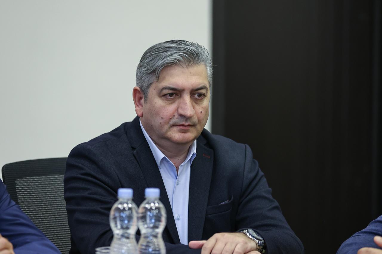 <p style="text-align: justify">ქვემო ქართლში სახელმწიფო რწმუნებულმა ილია ჯალაღანიამ, თეთრიწყაროს მუნიციპალიტეტის მერიის თანამშრომლებს ახლად არჩეული მერი მიხეილ აფციაური წარუდგინა.</p><p style="text-align: justify">მუნიციპალიტეტის მერიის ინფორმაციით, სახელმწიფო რწმუნებულმა ახლად არჩეულ მერს წარმატებები უსურვა, ხაზი გაუსვა ცენტრალური და ადგილობრივი ხელისუფლების კოორდინირებული მუშაობის მნიშვნელობას მუნიციპალიტეტში მიმდინარე და დაგეგმილი პროექტების ეფექტიანად განხორციელების პროცესში. ასევე აღინიშნა, რომ პრიორიტეტულია მოსახლეობის საჭიროებებსა და არსებულ გამოწვევებზე დროული რეაგირება.</p><p style="text-align: justify">შეხვედრას ქვემო ქართლში სახელმწიფო რწმუნებულის მოადგილე სოსო ალიბეგაშვილი და ადგილობრივი ხელისუფლების წარმომადგენლები ესწრებოდნენ.</p>