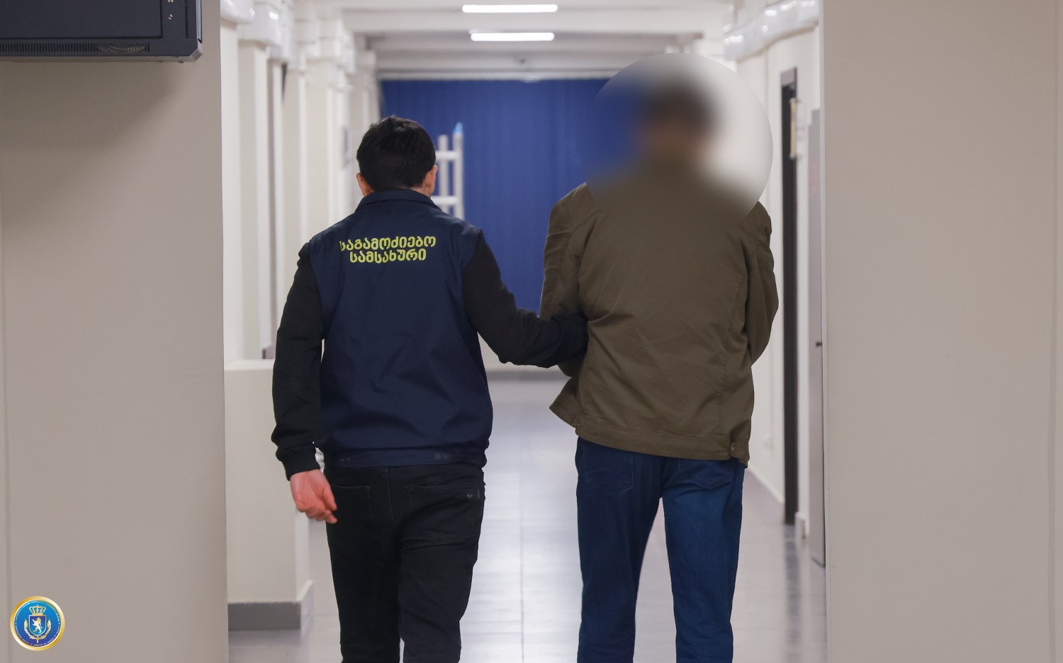 <p style="text-align: justify">ფინანსთა სამინისტროს საგამოძიებო სამსახურის თანამშრომლებმა, საქართველოს გენერალურ პროკურატურასთან კოორდინაციით, ჩატარებული ოპერატიულ-სამძებრო ღონისძიებებისა და საგამოძიებო მოქმედებების შედეგად, წინასწარი შეთანხმებით ჯგუფის მიერ, დიდი ოდენობით სხვისი სასაქონლო ნიშნის უკანონო დამზადება-გამოყენების ფაქტზე, საქართველოს მოქალაქეები გ. ა. და ფ. დ. დააკავეს.</p><p style="text-align: justify">"გამოძიებით დადგინდა, რომ ბრალდებულებს, მატერიალური სარგებლის უკანონოდ მიღების მიზნით, ქალაქ თბილისში მოწყობილი ჰქონდათ კუსტარული საწარმო, სადაც სისტემატურად ახორციელებდნენ ძირითადად, ტკბილეულის და ყავის დამზადებას, რის შემდგომაც ახდენდნენ აღნიშნული პროდუქციის „Raffaello”-ს და „Jacobs Monarch”-ის სასაქონლო ნიშნით უკანონო ნიშანდებას და რეალიზაციას.</p><p style="text-align: justify">საგამოძიებო მოქმედებების შედეგად, ამოღებულ იქნა, სარეალიზაციოდ გამზადებული, 10 000 ერთეულზე მეტი „Jacobs Monarch”-ის სასაქონლო ნიშნით უკანონო ნიშანდებული ერთჯერადი ყავა და 2 400 ერთეულზე მეტი „Raffaello”-ს სასაქონლო ნიშნით უკანონო ნიშანდებული ტკბილეული.</p><p style="text-align: justify">ასევე, ჩხრეკის შედეგად, აღმოჩენილი და ამოღებული იქნა ყავა „Jacobs Monarch”-ის და „Carte Noire“-ის სასაქონლო ნიშნით უკანონო ნიშანდებული ლენტები, ვადაგასული ტკბილეული „Kinder Schokolade”, “Jacobs Monarch”-ის და „Raffaello”-ს ყუთები, ყალიბები, ბეჭდები და ზემოხსენებული პროდუქციის შეფუთვისათვის და წარმოებისათვის განკუთვნილი ტექნიკური დანადგარები.</p><p style="text-align: justify">საქმეზე გრძელდება საგამოძიებო და ოპერატიული ღონისძიებები, როგორც აღნიშნულ დანაშაულებრივ ქმედებაში ჩართული სხვა პირების დადგენა-მხილების, ასევე იმ ობიექტების დადგენა-გამოვლენის მიზნით, სადაც ხორციელდებოდა აღნიშნული პროდუქციის რეალიზაცია.</p><p style="text-align: justify">გამოძიება მიმდინარეობს საქართველოს სისხლის სამართლის კოდექსის 196-ე მუხლის მე-3 ნაწილით, რაც სასჯელის სახით ითვალისწინებს თავისუფლების აღკვეთას 3-დან 5 წლამდე ვადით", - აღნიშნულია ინფორმაციაში.</p>