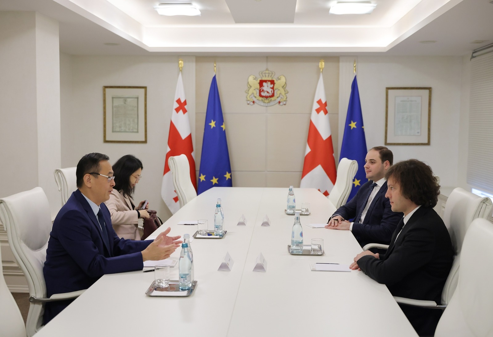 Ambassador Zhou also presented an official invitation from the Chinese authorities to the 8th China International Import Expo, scheduled to take place in Shanghai from 5 to 10 November