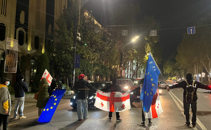 Journalist, his wife among 15 detained for blocking Rustaveli Avenue during protests 