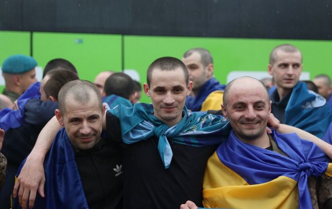 <p style="text-align: justify">უკრაინამ რუსული ტყვეობიდან 200-ზე მეტი ადამიანი დაიბრუნა, მათ შორის 185 ჯარისკაცი და 20 მშვიდობიანი მოქალაქე. მათი უმეტესობა 2022 წლიდან ტყვეობაში იმყოფებოდა.</p><p style="text-align: justify">გათავისუფლებულებს შორის არიან შეიარაღებული ძალების, ეროვნული გვარდიისა და სახელმწიფო სასაზღვრო სამსახურის ჯარისკაცები.</p><p style="text-align: justify">გათავისუფლებული ჯარისკაცები იცავდნენ უკრაინას ლუგანსკის, დონეცკის, ხარკოვის, ზაპოროჟიეს, ხერსონის, კიევის, სუმის და ჩერნიგოვის მიმართულებით.</p><p style="text-align: justify">ყველაზე ახალგაზრდა გათავისუფლებული 26 წლის არის, ხოლო ყველაზე უფროსი – 59-ის.</p><p style="text-align: justify">"ჩვენი ჯარისკაცები იმყოფებოდნენ მარიუპოლში, აზოვსტალში და ჩერნობილის ატომურ ელექტროსადგურზე. მათი უმეტესობა 2022 წლიდან ტყვეობაში იმყოფებოდა და ახლა საბოლოოდ სახლში არიან“, – განაცხადა უკრაინის პრეზიდენტმა ვოლოდიმირ ზელენსკიმ.</p><p style="text-align: justify">ჯარისკაცებთან ერთად რუსეთის ტყვეობიდან 20 უკრაინელი სამოქალაქო პირიც გათავისუფლდა.</p>