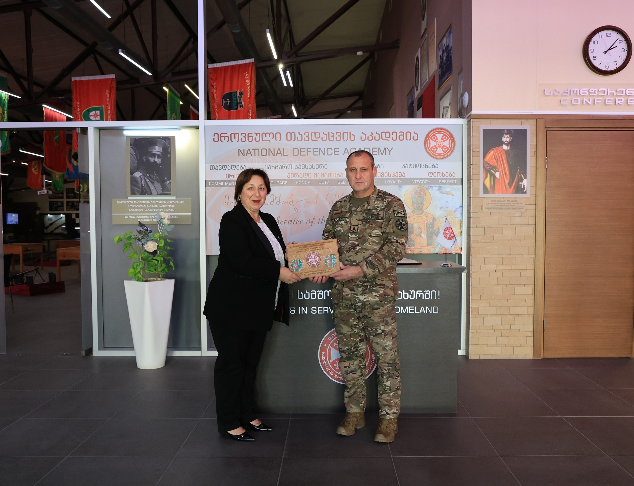 <p style="text-align: justify">დავით აღმაშენებლის სახელობის საქართველოს ეროვნული თავდაცვის აკადემიასა და სოხუმის სახელმწიფო უნივერსიტეტს შორის ურთიერთთანამშრომლობის მემორანდუმი გაფორმდა.</p><p style="text-align: justify">მემორანდუმს ხელი ეროვნული თავდაცვის აკადემიის რექტორმა, ბრიგადის გენერალმა მამია ბალახაძემ და სოხუმის სახელმწიფო უნივერსიტეტის რექტორმა, პროფესორმა თეა ჯუღელმა მოაწერეს.</p><p style="text-align: justify">მემორანდუმის გაფორმება მიზნად ისახავს თანამშრომლობას მხარეთა საერთო ინტერესების სფეროში შემავალ აქტუალურ საკითხებზე, ერთობლივი პროფესიული, სასწავლო-საგანმანათლებლო და კვლევითი პროექტების, ღონისძიებების დაგეგმვას და განხორციელებას.</p><p style="text-align: justify">ღონისძიების ფარგლებში სოხუმის სახელმწიფო უნივერსიტეტის წარმომადგენლებმა აკადემიის ინფრასტრუქტურა, ბიბლიოთეკა, საგამოცდო ცენტრი, სასწავლო აუდიტორიები/ლაბორატორიები და სამუზეუმო სივრცე დაათვალიერეს.</p><p> </p>