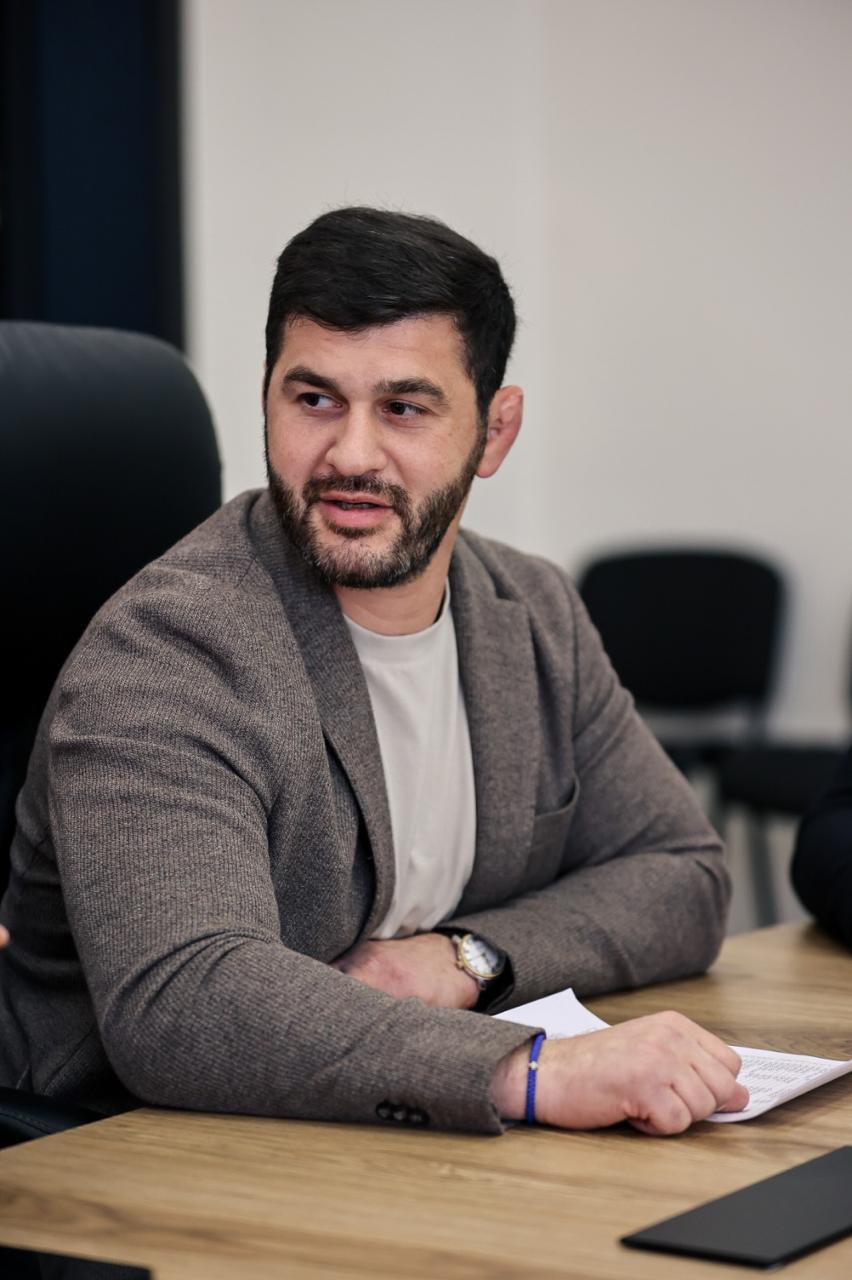 <p style="text-align: justify">თეთრიწყაროს მუნიციპალიტეტის მერმა მიხეილ აფციაურმა ქვემო ქართლში სახელმწიფო რწმუნებულის მოადგილესთან ავთანდილ ჭრიკიშვილთან ერთად, მერის პირველი მოადგილე სამსახურებისა და განყოფილებების უფროსებს ოფიციალურად წარუდგინა.</p><p style="text-align: justify">მერის პირველ მოადგილედ ლევან ხმალაძე დაინიშნა, რომელსაც, როგორც კერძო ასევე სახელმწიფო სტრუქტურებსა და სხვადასხვა საპასუხისმგებლო პოზიციებზე მუშაობის მრავალწლიანი გამოცდილება აქვს.</p><p style="text-align: justify">იგი წლების განმავლობაში მუშაობდა გარდაბნის მუნიციპალიტეტის მერიაში, ინფრასტრუქტურის, მშენებლობისა და სივრცითი მოწყობის სამსახურის, შიდა აუდიტის და მონიტორინგის სამსახურის ხელმძღვანელად, ასევე იყო გარდაბნის მუნიციპალიტეტის მერის მოადგილე.</p><p style="text-align: justify">ამ დრომდე, ლევან ხმალაძე გარდაბნის მუნიციპალიტეტის საკრებულოში ფრაქცია "ქართული ოცნება - დემოკრატიული საქართველოს“ თავმჯდომარის პოზიციას იკავებდა.</p>