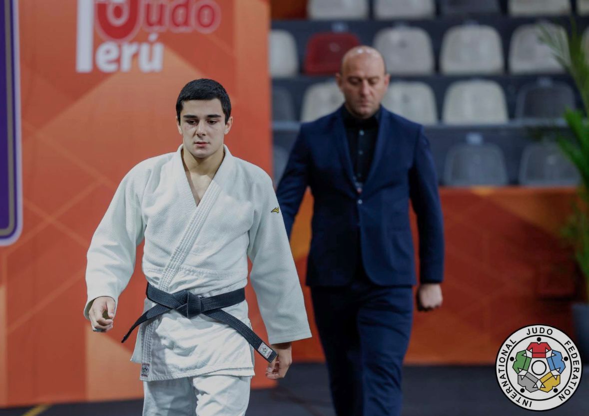 <p style="text-align: justify">19 წლის ქართველი ძიუდოისტი <strong><em>თორნიკე გიგაური</em></strong> პერუს დედაქალაქ ლიმაში 2025 წლის მსოფლიოს ახალგაზრდულ ჩემპიონატზე ოქროს მედალი მოიპოვა. მალევე სამშობლოში დაბრუნების შემდეგ თბილისის "მასტერსის" გამარჯვებულიც გახდა. ეს წარმატებული ოქტომბერი მხოლოდ ერთ-ერთი ეპიზოდი იყო იმ დიდი გზისა, რომელიც სპორტსმენს წინ ელის.</p><p style="text-align: justify">ძიუდოსთან ურთიერთობა 9 წლის ასაკში დაიწყო, მაშინ, როდესაც მშობლებმა ენერგიული და ცელქი თორნიკე, სპორტის ამ სახეობაზე შეიყვანეს. მისი მაგალითი და შთაგონება ბავშვობიდანვე უშიშარი და მებრძოლი სტილით გამორჩეული ლაშა შავდათუაშვილი იყო. მისი ხასიათის გადმოტანა ყოველთვის თავადაც სურდა ტატამზე.</p><p style="text-align: justify">პირველი წარმატების ემოცია დღემდე ახსოვს, ჭაბუკთა საქართველოს ჩემპიონატზე გამარჯვება მისთვის გარდამტეხი იყო, რადგან ამ შედეგმა საქართველოს ძიუდოისტთა ნაკრებში მოსახვედრად გაუხსნა გზა.</p><p style="text-align: justify">2025 წლის ოქტომბერი კი ყველაზე ნაყოფიერი თვე გამოდგა. სპორტსმენმა პერუს დედაქალაქ ლიმაში მსოფლიოს ახალგაზრდულ ჩემპიონატზე, 66 კგ წონით კატეგორიაში ოქროს მედალი მოიპოვა. ფინალამდე, ქართველმა ყაზახი აკილჟან ჟუბათკანოვი, ლიეტუველი სიმას პოლიკევიჩუსი, უზბეკი დილშოდბეკ ჰამროევი და აზერბაიჯანელი ნიზამი იმრანოვი დაამარცხა.</p><p style="text-align: justify">თორნიკესთვის ყველაზე დიდი გამოწვევა მეოთხედფინალი იყო. ფიზიკურად ძლიერი მეტოქე, ქართველს ილეთების გაკეთების საშუალებას არ აძლევდა, რთული სიტუაციის მიუხედავად, გიგაურმა შეხვედრის მოგება მაინც მოახერხა. უკვე ოქროს მედლისათვის შეხვედრაში ქართველი, ძიუდოს საერთაშორისო ფედერაციის დროშით მოასპარეზე, აბდულახ პარჩიევსაც დაუპირისპირდა და მას სძლია.</p><p style="text-align: justify">"თავიდანვე ვერ გავიაზრე, რომ მსოფლიოს ჩემპიონი გავხდი და ის ემოციები ვერ გამოვხატე, მაგრამ ნელ-ნელა მოვდიოდი აზრზე და ვხვდებოდი, რომ იმ მიზანს კიდევ ერთი ნაბიჯით მივუახლოვდი, რაც საბოლოოდ დასახული მაქვს”, - აღნიშნავს სპორტსმენი <strong><em>Front News-თან.</em></strong></p><p style="text-align: justify">გიგაურისთვის გამარჯვება შრომისა და მენტალური გამძლეობის ერთობლივი შედეგია. მისი თქმით, ფიზიკური ვარჯიში და ყოველდღიური რუტინა იმ ძალას აძლევს, რომელიც საბოლოოდ ფსიქოლოგიურადაც ამაგრებს.</p><p style="text-align: justify">ტატამზე გასვლამდე ლოცულობს, ეს მისი &nbsp;ტრადიციაა, რომელიც ყოველ შეხვედრაზე მას სიმშვიდეს ანიჭებს.</p><p style="text-align: justify">არასოდეს ჩერდება იმაზე, რაც უკვე მოიპოვა. ამას ისიც ადასტურებს, რომ მსოფლიო ჩემპიონობის შემდეგ სამშობლოში დაბრუნებულმა საქართველოს "მასტერსში” გამარჯვებაც შეძლო.</p><p style="text-align: justify">"ჩემი მოტივაცია ჩემი ოჯახია, რადგან ისინი ყველაფერს აკეთებდნენ და აკეთებენ მთელი ეს დრო, რომ გავმხდარიყავი ჩემპიონი და ვფიქრობ, არ მაქვს უფლება მათ ეს ამაგი არ დავუფასო”, - აღნიშნავს თორნიკე გიგაური.</p><p style="text-align: justify">დღეს ის აქტიურად არის ჩართული ვარჯიშებს და შეკრებებში. ჯერ ზუსტად არ იცის, რომელი იქნება მომდევნო ტურნირი, მაგრამ ყველაფრისთვის მზად არის, მთავარი მიზანი კი ოლიმპიური ჩემპიონობაა და სჯერა, რომ აუცილებლად მიაღწეს, რადგან თუ მიზანი გულწრფელია, შეუძლებელიც არაფერია.</p><p style="text-align: justify">ყველაზე მეტად საყვარელ ადამიანებთან ერთად დროის გატარება უყვარს და ამბობს, რომ სწორედ ეს აბალანსებს სპორტის გადატვირთულ გრაფიკს.</p><p style="text-align: justify">რას ეტყოდა იმ პატარა თორნიკეს, რომელიც პირველად დადგა ტატამზე? - "ვეტყოდი, რომ ეს დასაწყისია და ყველაფერი წინ არის…”</p><p style="text-align: justify"><strong><em>ლიზა ტყემალაძე</em></strong></p>