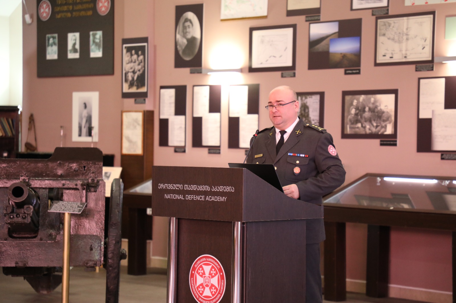 <p style="text-align: justify">დავით აღმაშენებლის სახელობის საქართველოს ეროვნული თავდაცვის აკადემიაში ჩატარდა დისტანციური სწავლების რიგით მეოთხე საერთაშორისო კონფერენცია თემაზე: „დისტანციური სწავლების გამოწვევები და მომავალი“.</p><p style="text-align: justify">კონფერენცია გაიმართა ერთდღიანი ფორმატით და მასში მონაწილეობა მიიღეს საქართველოს ეროვნული თავდაცვის აკადემიის პროფესორ-მასწავლებლებმა, საქართველოს თავდაცვის სამინისტროს სხვადასხვა სტრუქტურული ერთეულის წარმომადგენლებმა, აგრეთვე აზერბაიჯანის თავდაცვის უნივერსიტეტის წარმომადგენელმა.</p><p style="text-align: justify">ღონისძიება გახსნა და მოწვეულ სტუმრებს სიტყვით მიმართა აკადემიის რექტორის მოადგილემ, პოლკოვნიკმა ზურაბ ზერეკიძემ. მან ხაზგასმით აღნიშნა დისტანციური სწავლების განვითარების მნიშვნელობა საქართველოს თავდაცვის განათლების სისტემისთვის და განსაკუთრებით გამოყო მისი როლი სწავლების ხარისხის გაუმჯობესებასა და ხელმისაწვდომობის ზრდის პროცესში.</p><p style="text-align: justify">კონფერენციის მონაწილეებმა წარმოადგინეს მრავალმხრივი და საინტერესო თემები, მათ შორის: დისტანციური სწავლების მომავალი, სწავლება თანამედროვე უსაფრთხოების გარემოში, დისტანციური სწავლების უსაფრთხოება და ციფრული სივრცის დაცვა, ხელოვნური ინტელექტის ეპოქაში დისტანციური სწავლების გამოწვევები და სხვა აქტუალური საკითხები.</p><p style="text-align: justify">ღონისძიებამ კიდევ ერთხელ წარმოაჩინა საქართველოს ეროვნული თავდაცვის აკადემიის როლი თანამედროვე საგანმანათლებლო პროცესების განვითარებაში, საერთაშორისო თანამშრომლობის გაღრმავებასა და სამხედრო განათლების ინოვაციური მიდგომების დანერგვაში.</p>
