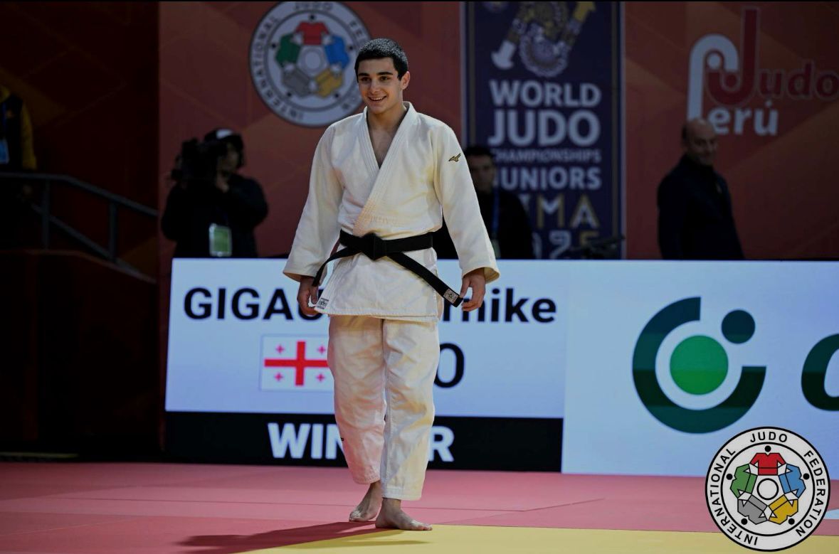 <p style="text-align: justify">19 წლის ქართველი ძიუდოისტი <strong><em>თორნიკე გიგაური</em></strong> პერუს დედაქალაქ ლიმაში 2025 წლის მსოფლიოს ახალგაზრდულ ჩემპიონატზე ოქროს მედალი მოიპოვა. მალევე სამშობლოში დაბრუნების შემდეგ თბილისის "მასტერსის" გამარჯვებულიც გახდა. ეს წარმატებული ოქტომბერი მხოლოდ ერთ-ერთი ეპიზოდი იყო იმ დიდი გზისა, რომელიც სპორტსმენს წინ ელის.</p><p style="text-align: justify">ძიუდოსთან ურთიერთობა 9 წლის ასაკში დაიწყო, მაშინ, როდესაც მშობლებმა ენერგიული და ცელქი თორნიკე, სპორტის ამ სახეობაზე შეიყვანეს. მისი მაგალითი და შთაგონება ბავშვობიდანვე უშიშარი და მებრძოლი სტილით გამორჩეული ლაშა შავდათუაშვილი იყო. მისი ხასიათის გადმოტანა ყოველთვის თავადაც სურდა ტატამზე.</p><p style="text-align: justify">პირველი წარმატების ემოცია დღემდე ახსოვს, ჭაბუკთა საქართველოს ჩემპიონატზე გამარჯვება მისთვის გარდამტეხი იყო, რადგან ამ შედეგმა საქართველოს ძიუდოისტთა ნაკრებში მოსახვედრად გაუხსნა გზა.</p><p style="text-align: justify">2025 წლის ოქტომბერი კი ყველაზე ნაყოფიერი თვე გამოდგა. სპორტსმენმა პერუს დედაქალაქ ლიმაში მსოფლიოს ახალგაზრდულ ჩემპიონატზე, 66 კგ წონით კატეგორიაში ოქროს მედალი მოიპოვა. ფინალამდე, ქართველმა ყაზახი აკილჟან ჟუბათკანოვი, ლიეტუველი სიმას პოლიკევიჩუსი, უზბეკი დილშოდბეკ ჰამროევი და აზერბაიჯანელი ნიზამი იმრანოვი დაამარცხა.</p><p style="text-align: justify">თორნიკესთვის ყველაზე დიდი გამოწვევა მეოთხედფინალი იყო. ფიზიკურად ძლიერი მეტოქე, ქართველს ილეთების გაკეთების საშუალებას არ აძლევდა, რთული სიტუაციის მიუხედავად, გიგაურმა შეხვედრის მოგება მაინც მოახერხა. უკვე ოქროს მედლისათვის შეხვედრაში ქართველი, ძიუდოს საერთაშორისო ფედერაციის დროშით მოასპარეზე, აბდულახ პარჩიევსაც დაუპირისპირდა და მას სძლია.</p><p style="text-align: justify">"თავიდანვე ვერ გავიაზრე, რომ მსოფლიოს ჩემპიონი გავხდი და ის ემოციები ვერ გამოვხატე, მაგრამ ნელ-ნელა მოვდიოდი აზრზე და ვხვდებოდი, რომ იმ მიზანს კიდევ ერთი ნაბიჯით მივუახლოვდი, რაც საბოლოოდ დასახული მაქვს”, - აღნიშნავს სპორტსმენი <strong><em>Front News-თან.</em></strong></p><p style="text-align: justify">გიგაურისთვის გამარჯვება შრომისა და მენტალური გამძლეობის ერთობლივი შედეგია. მისი თქმით, ფიზიკური ვარჯიში და ყოველდღიური რუტინა იმ ძალას აძლევს, რომელიც საბოლოოდ ფსიქოლოგიურადაც ამაგრებს.</p><p style="text-align: justify">ტატამზე გასვლამდე ლოცულობს, ეს მისი &nbsp;ტრადიციაა, რომელიც ყოველ შეხვედრაზე მას სიმშვიდეს ანიჭებს.</p><p style="text-align: justify">არასოდეს ჩერდება იმაზე, რაც უკვე მოიპოვა. ამას ისიც ადასტურებს, რომ მსოფლიო ჩემპიონობის შემდეგ სამშობლოში დაბრუნებულმა საქართველოს "მასტერსში” გამარჯვებაც შეძლო.</p><p style="text-align: justify">"ჩემი მოტივაცია ჩემი ოჯახია, რადგან ისინი ყველაფერს აკეთებდნენ და აკეთებენ მთელი ეს დრო, რომ გავმხდარიყავი ჩემპიონი და ვფიქრობ, არ მაქვს უფლება მათ ეს ამაგი არ დავუფასო”, - აღნიშნავს თორნიკე გიგაური.</p><p style="text-align: justify">დღეს ის აქტიურად არის ჩართული ვარჯიშებს და შეკრებებში. ჯერ ზუსტად არ იცის, რომელი იქნება მომდევნო ტურნირი, მაგრამ ყველაფრისთვის მზად არის, მთავარი მიზანი კი ოლიმპიური ჩემპიონობაა და სჯერა, რომ აუცილებლად მიაღწეს, რადგან თუ მიზანი გულწრფელია, შეუძლებელიც არაფერია.</p><p style="text-align: justify">ყველაზე მეტად საყვარელ ადამიანებთან ერთად დროის გატარება უყვარს და ამბობს, რომ სწორედ ეს აბალანსებს სპორტის გადატვირთულ გრაფიკს.</p><p style="text-align: justify">რას ეტყოდა იმ პატარა თორნიკეს, რომელიც პირველად დადგა ტატამზე? - "ვეტყოდი, რომ ეს დასაწყისია და ყველაფერი წინ არის…”</p><p style="text-align: justify"><strong><em>ლიზა ტყემალაძე</em></strong></p>