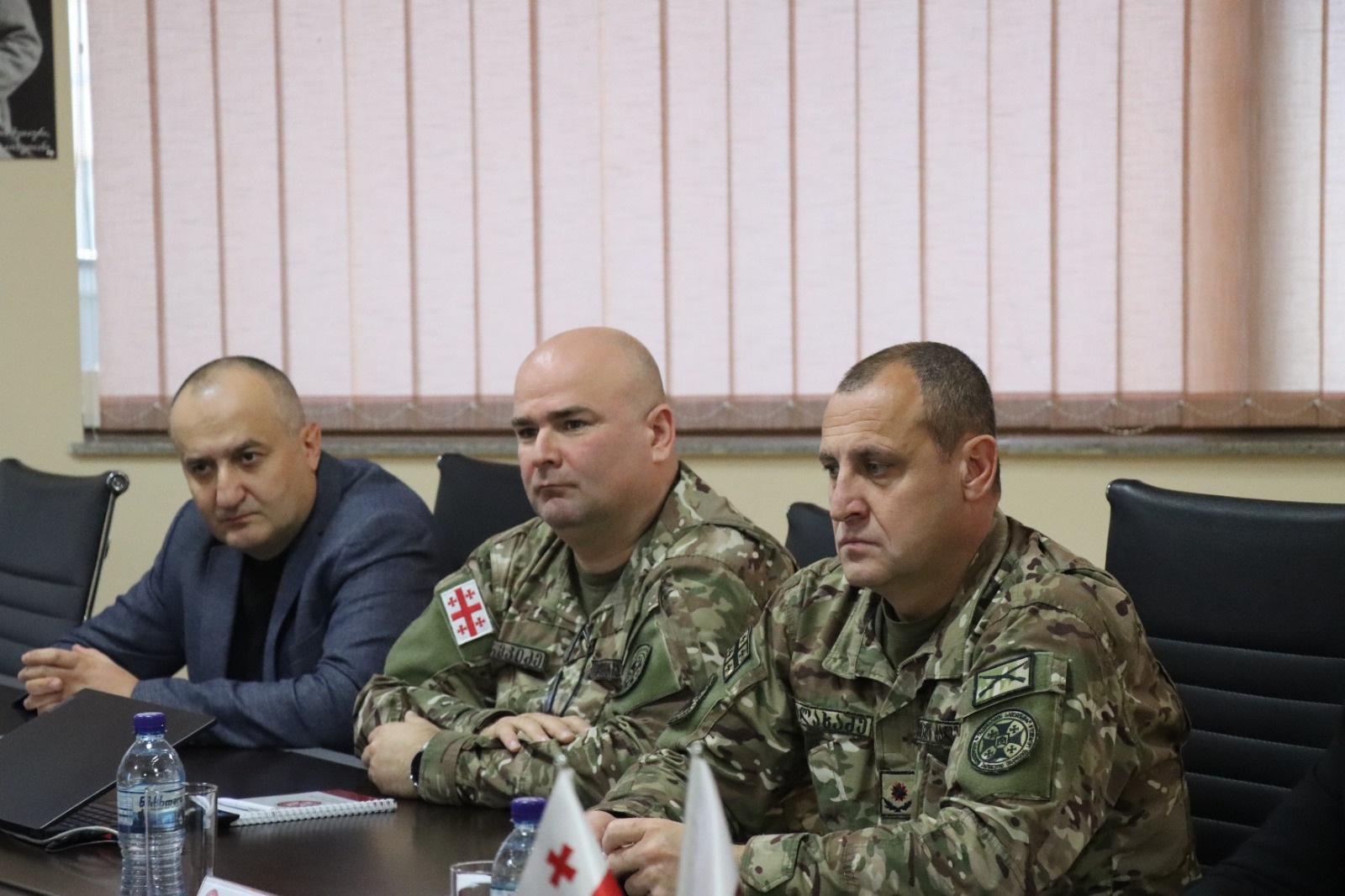 <p style="text-align: justify">დავით აღმაშენებლის სახელობის საქართველოს ეროვნული თავდაცვის აკადემიასა და სოხუმის სახელმწიფო უნივერსიტეტს შორის ურთიერთთანამშრომლობის მემორანდუმი გაფორმდა.</p><p style="text-align: justify">მემორანდუმს ხელი ეროვნული თავდაცვის აკადემიის რექტორმა, ბრიგადის გენერალმა მამია ბალახაძემ და სოხუმის სახელმწიფო უნივერსიტეტის რექტორმა, პროფესორმა თეა ჯუღელმა მოაწერეს.</p><p style="text-align: justify">მემორანდუმის გაფორმება მიზნად ისახავს თანამშრომლობას მხარეთა საერთო ინტერესების სფეროში შემავალ აქტუალურ საკითხებზე, ერთობლივი პროფესიული, სასწავლო-საგანმანათლებლო და კვლევითი პროექტების, ღონისძიებების დაგეგმვას და განხორციელებას.</p><p style="text-align: justify">ღონისძიების ფარგლებში სოხუმის სახელმწიფო უნივერსიტეტის წარმომადგენლებმა აკადემიის ინფრასტრუქტურა, ბიბლიოთეკა, საგამოცდო ცენტრი, სასწავლო აუდიტორიები/ლაბორატორიები და სამუზეუმო სივრცე დაათვალიერეს.</p><p> </p>