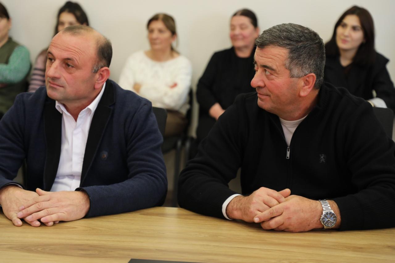 <p style="text-align: justify">თეთრიწყაროს მუნიციპალიტეტის მერმა მიხეილ აფციაურმა ქვემო ქართლში სახელმწიფო რწმუნებულის მოადგილესთან ავთანდილ ჭრიკიშვილთან ერთად, მერის პირველი მოადგილე სამსახურებისა და განყოფილებების უფროსებს ოფიციალურად წარუდგინა.</p><p style="text-align: justify">მერის პირველ მოადგილედ ლევან ხმალაძე დაინიშნა, რომელსაც, როგორც კერძო ასევე სახელმწიფო სტრუქტურებსა და სხვადასხვა საპასუხისმგებლო პოზიციებზე მუშაობის მრავალწლიანი გამოცდილება აქვს.</p><p style="text-align: justify">იგი წლების განმავლობაში მუშაობდა გარდაბნის მუნიციპალიტეტის მერიაში, ინფრასტრუქტურის, მშენებლობისა და სივრცითი მოწყობის სამსახურის, შიდა აუდიტის და მონიტორინგის სამსახურის ხელმძღვანელად, ასევე იყო გარდაბნის მუნიციპალიტეტის მერის მოადგილე.</p><p style="text-align: justify">ამ დრომდე, ლევან ხმალაძე გარდაბნის მუნიციპალიტეტის საკრებულოში ფრაქცია "ქართული ოცნება - დემოკრატიული საქართველოს“ თავმჯდომარის პოზიციას იკავებდა.</p>