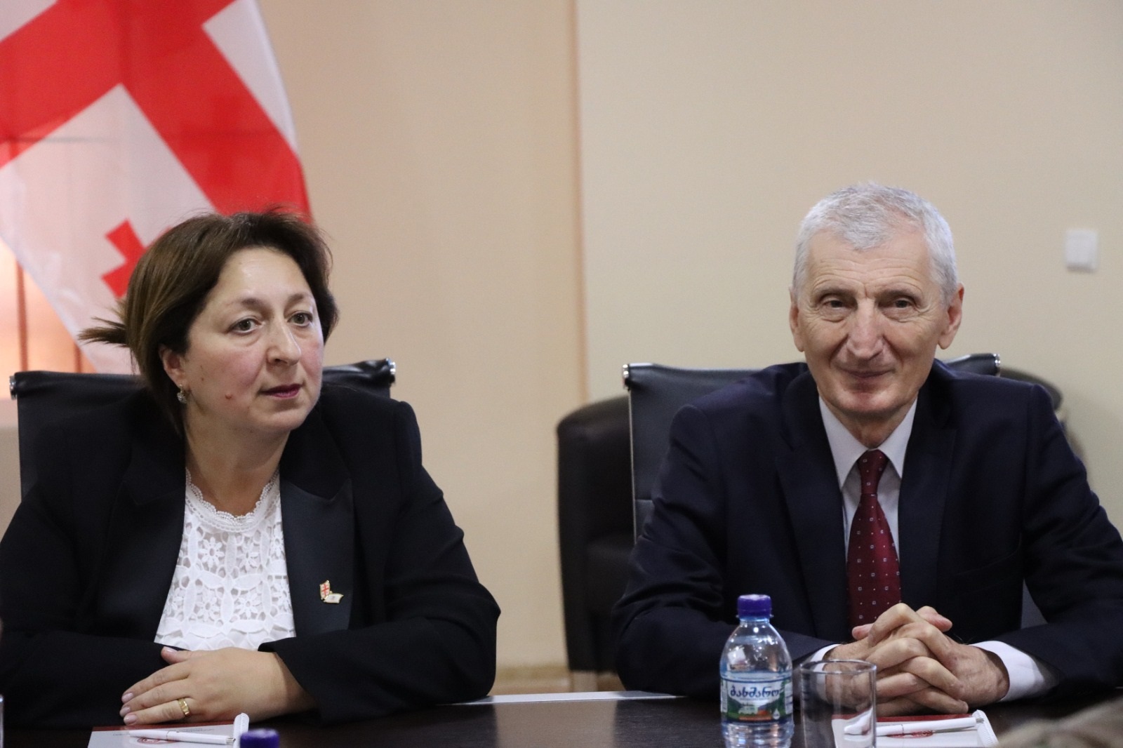 <p style="text-align: justify">დავით აღმაშენებლის სახელობის საქართველოს ეროვნული თავდაცვის აკადემიასა და სოხუმის სახელმწიფო უნივერსიტეტს შორის ურთიერთთანამშრომლობის მემორანდუმი გაფორმდა.</p><p style="text-align: justify">მემორანდუმს ხელი ეროვნული თავდაცვის აკადემიის რექტორმა, ბრიგადის გენერალმა მამია ბალახაძემ და სოხუმის სახელმწიფო უნივერსიტეტის რექტორმა, პროფესორმა თეა ჯუღელმა მოაწერეს.</p><p style="text-align: justify">მემორანდუმის გაფორმება მიზნად ისახავს თანამშრომლობას მხარეთა საერთო ინტერესების სფეროში შემავალ აქტუალურ საკითხებზე, ერთობლივი პროფესიული, სასწავლო-საგანმანათლებლო და კვლევითი პროექტების, ღონისძიებების დაგეგმვას და განხორციელებას.</p><p style="text-align: justify">ღონისძიების ფარგლებში სოხუმის სახელმწიფო უნივერსიტეტის წარმომადგენლებმა აკადემიის ინფრასტრუქტურა, ბიბლიოთეკა, საგამოცდო ცენტრი, სასწავლო აუდიტორიები/ლაბორატორიები და სამუზეუმო სივრცე დაათვალიერეს.</p><p> </p>