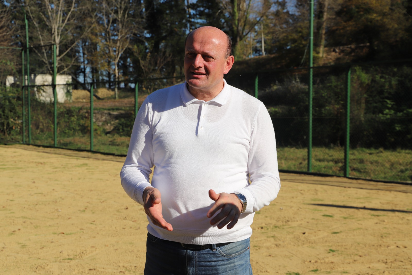 <p style="text-align: justify">თერჯოლის მუნიციპალიტეტის მერი მანუჩარ რობაქიძე, საკრებულოს თავმჯდომარე სოსო ჩაფიჩაძესთან ერთად, მუნიციპალიტეტში მიმდინარე სპორტული მინი მოედნების მოწყობა-რეაბილიტაციის დასკვნით სამუშაოებს გაეცნო.&nbsp;</p><p style="text-align: justify">2025 წელს, ახალგაზრდებში ჯანსაღი ცხოვრების წესის ხელშეწყობის მიზნით, ადგილობრივი მოსახლეობის თხოვნის საფუძველზე, ახალი სპორტული მინი მოედანი ექვს ადმინისტრაციულ ერთეულში ეწყობა.</p><p style="text-align: justify">თანამედროვე სპორტული ობიექტების რეაბილიტაცია სოფლის მხარდამჭერი პროგრამიდან ადგილობრივი ბიუჯეტის თანადაფინანსებით ხორციელდება და მისი საერთო ღირებულება 345 000 ლარია.</p>