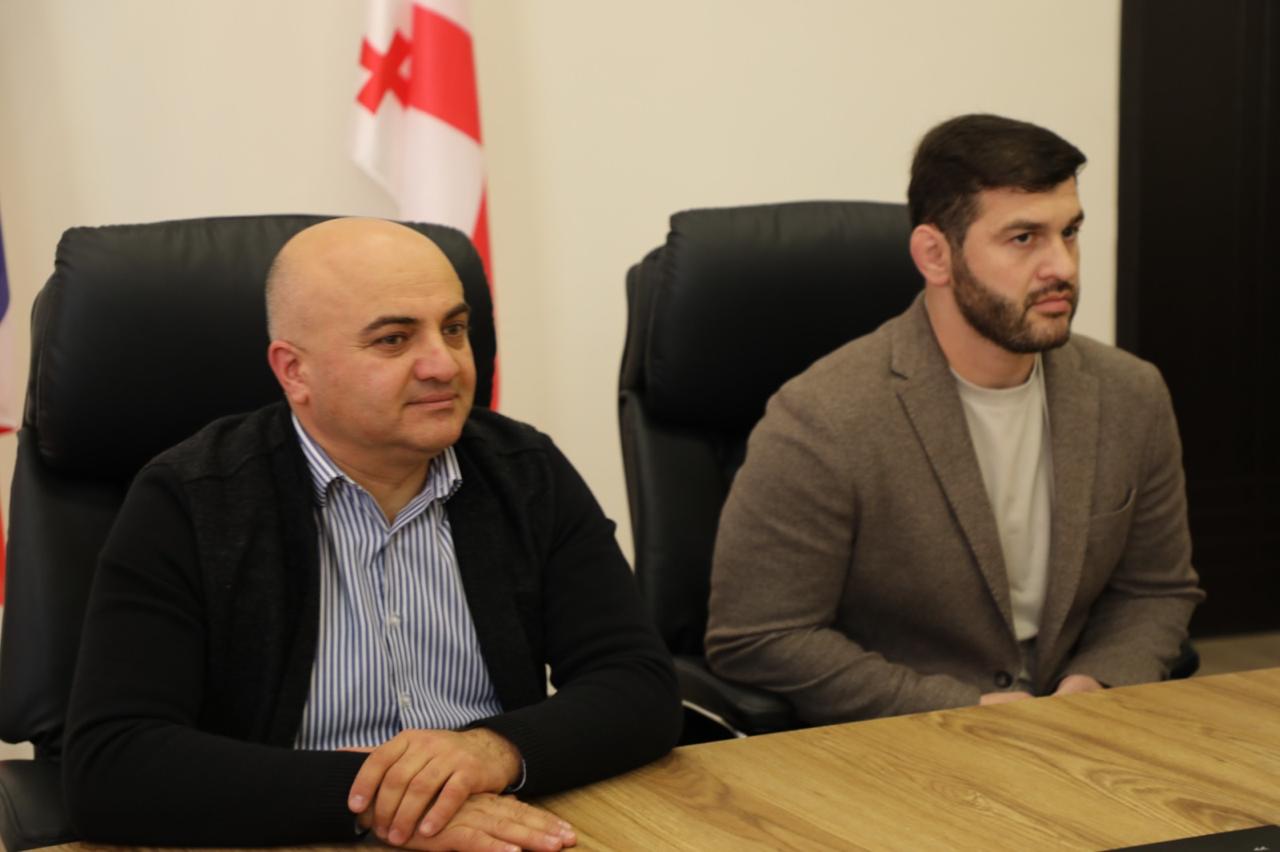 <p style="text-align: justify">თეთრიწყაროს მუნიციპალიტეტის მერმა მიხეილ აფციაურმა ქვემო ქართლში სახელმწიფო რწმუნებულის მოადგილესთან ავთანდილ ჭრიკიშვილთან ერთად, მერის პირველი მოადგილე სამსახურებისა და განყოფილებების უფროსებს ოფიციალურად წარუდგინა.</p><p style="text-align: justify">მერის პირველ მოადგილედ ლევან ხმალაძე დაინიშნა, რომელსაც, როგორც კერძო ასევე სახელმწიფო სტრუქტურებსა და სხვადასხვა საპასუხისმგებლო პოზიციებზე მუშაობის მრავალწლიანი გამოცდილება აქვს.</p><p style="text-align: justify">იგი წლების განმავლობაში მუშაობდა გარდაბნის მუნიციპალიტეტის მერიაში, ინფრასტრუქტურის, მშენებლობისა და სივრცითი მოწყობის სამსახურის, შიდა აუდიტის და მონიტორინგის სამსახურის ხელმძღვანელად, ასევე იყო გარდაბნის მუნიციპალიტეტის მერის მოადგილე.</p><p style="text-align: justify">ამ დრომდე, ლევან ხმალაძე გარდაბნის მუნიციპალიტეტის საკრებულოში ფრაქცია "ქართული ოცნება - დემოკრატიული საქართველოს“ თავმჯდომარის პოზიციას იკავებდა.</p>