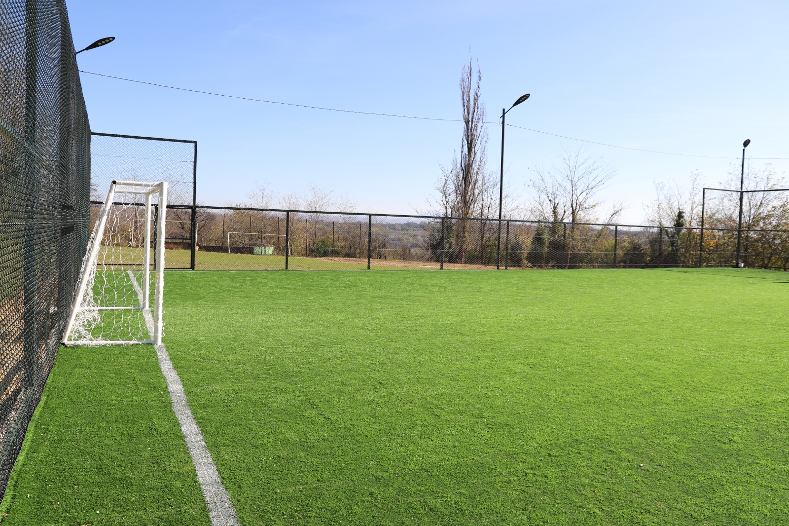 <p style="text-align: justify">თერჯოლის მუნიციპალიტეტის მერი მანუჩარ რობაქიძე, საკრებულოს თავმჯდომარე სოსო ჩაფიჩაძესთან ერთად, მუნიციპალიტეტში მიმდინარე სპორტული მინი მოედნების მოწყობა-რეაბილიტაციის დასკვნით სამუშაოებს გაეცნო.&nbsp;</p><p style="text-align: justify">2025 წელს, ახალგაზრდებში ჯანსაღი ცხოვრების წესის ხელშეწყობის მიზნით, ადგილობრივი მოსახლეობის თხოვნის საფუძველზე, ახალი სპორტული მინი მოედანი ექვს ადმინისტრაციულ ერთეულში ეწყობა.</p><p style="text-align: justify">თანამედროვე სპორტული ობიექტების რეაბილიტაცია სოფლის მხარდამჭერი პროგრამიდან ადგილობრივი ბიუჯეტის თანადაფინანსებით ხორციელდება და მისი საერთო ღირებულება 345 000 ლარია.</p>