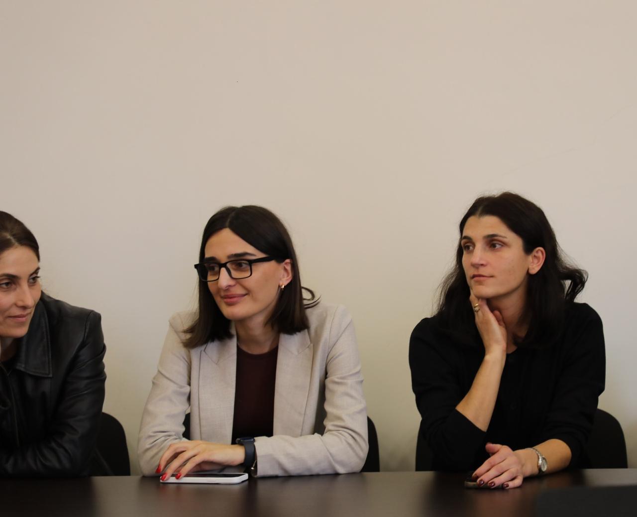 <p style="text-align: justify">თეთრიწყაროს მუნიციპალიტეტის მერმა მიხეილ აფციაურმა ქვემო ქართლში სახელმწიფო რწმუნებულის მოადგილესთან ავთანდილ ჭრიკიშვილთან ერთად, მერის პირველი მოადგილე სამსახურებისა და განყოფილებების უფროსებს ოფიციალურად წარუდგინა.</p><p style="text-align: justify">მერის პირველ მოადგილედ ლევან ხმალაძე დაინიშნა, რომელსაც, როგორც კერძო ასევე სახელმწიფო სტრუქტურებსა და სხვადასხვა საპასუხისმგებლო პოზიციებზე მუშაობის მრავალწლიანი გამოცდილება აქვს.</p><p style="text-align: justify">იგი წლების განმავლობაში მუშაობდა გარდაბნის მუნიციპალიტეტის მერიაში, ინფრასტრუქტურის, მშენებლობისა და სივრცითი მოწყობის სამსახურის, შიდა აუდიტის და მონიტორინგის სამსახურის ხელმძღვანელად, ასევე იყო გარდაბნის მუნიციპალიტეტის მერის მოადგილე.</p><p style="text-align: justify">ამ დრომდე, ლევან ხმალაძე გარდაბნის მუნიციპალიტეტის საკრებულოში ფრაქცია "ქართული ოცნება - დემოკრატიული საქართველოს“ თავმჯდომარის პოზიციას იკავებდა.</p>