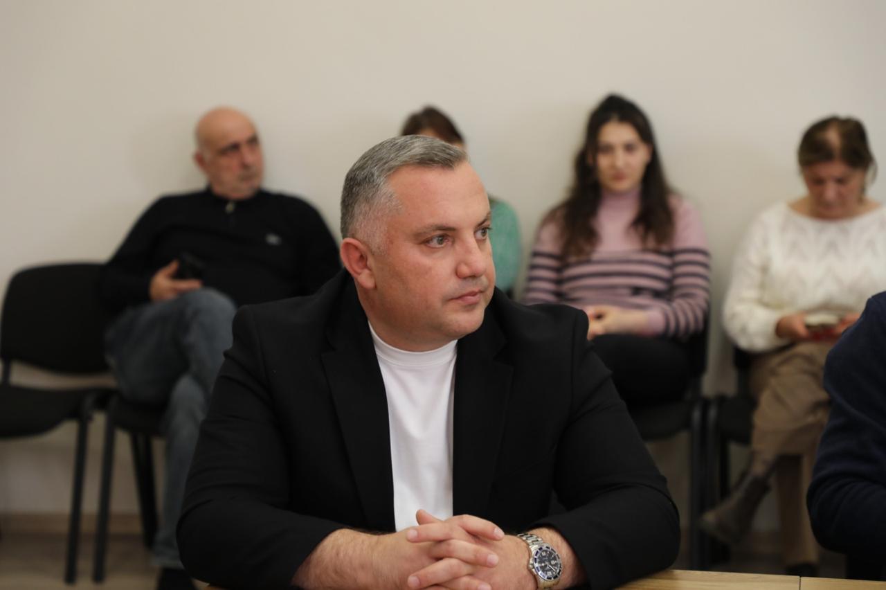 <p style="text-align: justify">თეთრიწყაროს მუნიციპალიტეტის მერმა მიხეილ აფციაურმა ქვემო ქართლში სახელმწიფო რწმუნებულის მოადგილესთან ავთანდილ ჭრიკიშვილთან ერთად, მერის პირველი მოადგილე სამსახურებისა და განყოფილებების უფროსებს ოფიციალურად წარუდგინა.</p><p style="text-align: justify">მერის პირველ მოადგილედ ლევან ხმალაძე დაინიშნა, რომელსაც, როგორც კერძო ასევე სახელმწიფო სტრუქტურებსა და სხვადასხვა საპასუხისმგებლო პოზიციებზე მუშაობის მრავალწლიანი გამოცდილება აქვს.</p><p style="text-align: justify">იგი წლების განმავლობაში მუშაობდა გარდაბნის მუნიციპალიტეტის მერიაში, ინფრასტრუქტურის, მშენებლობისა და სივრცითი მოწყობის სამსახურის, შიდა აუდიტის და მონიტორინგის სამსახურის ხელმძღვანელად, ასევე იყო გარდაბნის მუნიციპალიტეტის მერის მოადგილე.</p><p style="text-align: justify">ამ დრომდე, ლევან ხმალაძე გარდაბნის მუნიციპალიტეტის საკრებულოში ფრაქცია "ქართული ოცნება - დემოკრატიული საქართველოს“ თავმჯდომარის პოზიციას იკავებდა.</p>