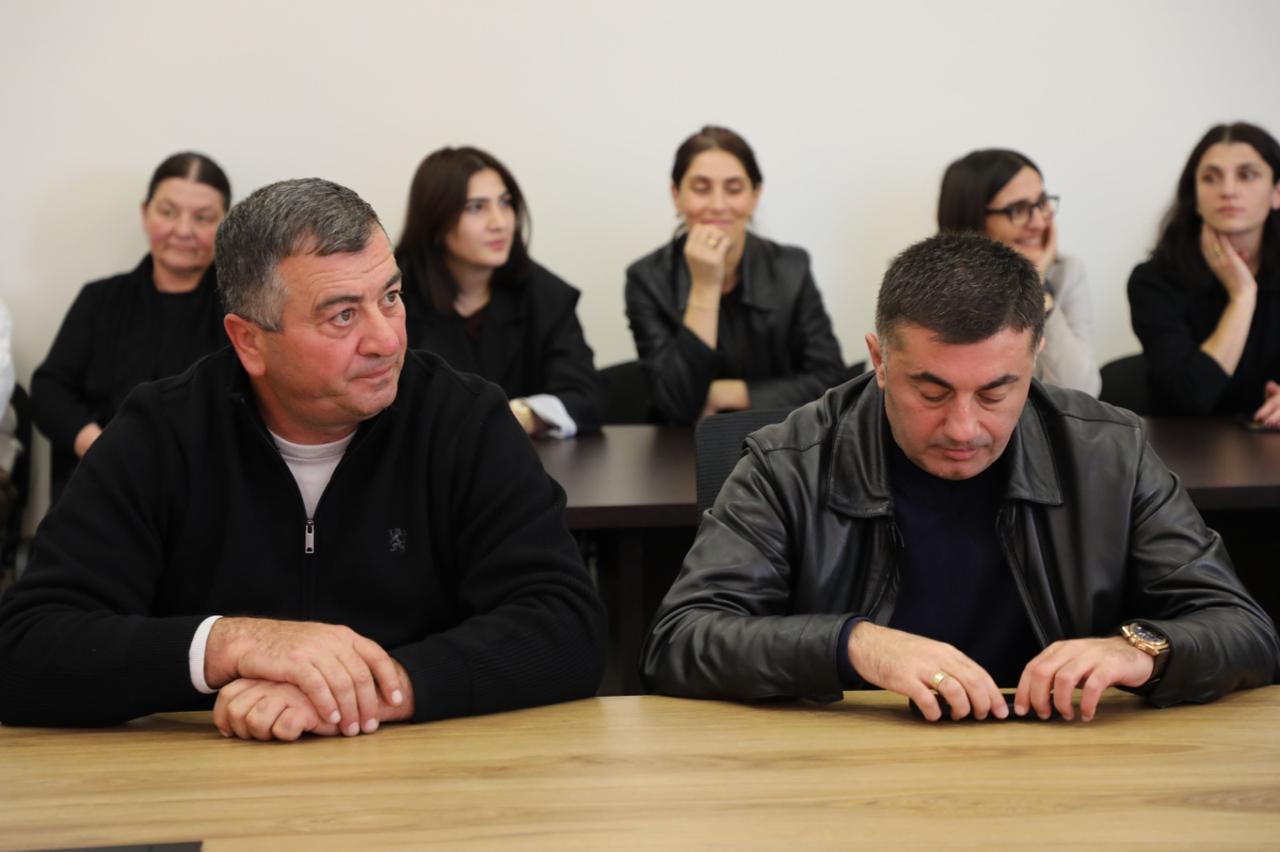 <p style="text-align: justify">თეთრიწყაროს მუნიციპალიტეტის მერმა მიხეილ აფციაურმა ქვემო ქართლში სახელმწიფო რწმუნებულის მოადგილესთან ავთანდილ ჭრიკიშვილთან ერთად, მერის პირველი მოადგილე სამსახურებისა და განყოფილებების უფროსებს ოფიციალურად წარუდგინა.</p><p style="text-align: justify">მერის პირველ მოადგილედ ლევან ხმალაძე დაინიშნა, რომელსაც, როგორც კერძო ასევე სახელმწიფო სტრუქტურებსა და სხვადასხვა საპასუხისმგებლო პოზიციებზე მუშაობის მრავალწლიანი გამოცდილება აქვს.</p><p style="text-align: justify">იგი წლების განმავლობაში მუშაობდა გარდაბნის მუნიციპალიტეტის მერიაში, ინფრასტრუქტურის, მშენებლობისა და სივრცითი მოწყობის სამსახურის, შიდა აუდიტის და მონიტორინგის სამსახურის ხელმძღვანელად, ასევე იყო გარდაბნის მუნიციპალიტეტის მერის მოადგილე.</p><p style="text-align: justify">ამ დრომდე, ლევან ხმალაძე გარდაბნის მუნიციპალიტეტის საკრებულოში ფრაქცია "ქართული ოცნება - დემოკრატიული საქართველოს“ თავმჯდომარის პოზიციას იკავებდა.</p>