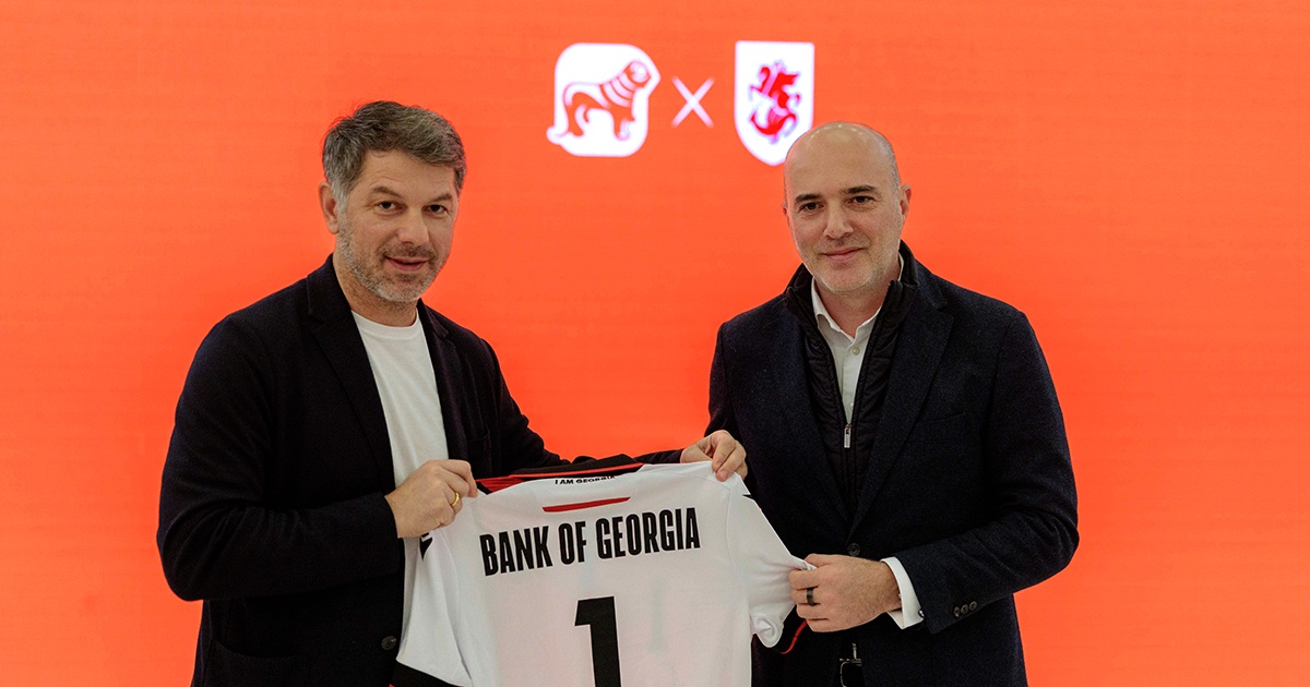 <p style="text-align: justify">საქართველოს ბანკი, როგორც ქართული სპორტის, განსაკუთრებით კი ქართული ფეხბურთის ქომაგი და მთავარი სპონსორი, ქართველი ფეხბურთელების მხარდაჭერას აგრძელებს. საქართველოს ბანკის გენერალურმა დირექტორმა დღეს დაგროვილი ქონების ისტორიულ შენობაში საქართველოს ფეხბურთის ფედერაციის პრეზიდენტსა და ეროვნული ნაკრების წევრებს უმასპინძლა. </p><p style="text-align: justify">„მოხარული ვარ რომ დღეს მაქვს პატივი, ვუმასპინძლო საქართველოს ფეხბურთის ეროვნულ ნაკრებს, სპორტსმენებს, რომლებმაც სრულიად შეცვალეს ფეხბურთის ისტორია ბოლო წლების განმავლობაში და ის საერთოდ სხვა ეტაპზე აიყვანეს. მადლობა მათ თითოეული ემოციისთვის, სიამაყის მიზეზისთვის, მეტოქის კარში გატანილი თუ ჩვენი კარის მისამართით აღებული გოლისთვის. მადლობა იმისთვის, რომ კვლავ გაგვახსენეს გულშემატკივრობის გემო, ერთიანობის სიხარული. მადლობა იმისთვის, რომ დაგვაჯერეს, ზღაპრის ბოლო რომ კეთილია და გაგვხადეს იმ მოვლენის მონაწილეები, შვილიშვილებს რომ მოვუყვებით. ძალიან გვეამაყება, რომ ჯერ კიდევ 2022 წლიდან საქართველოს ბანკი საქართველოს ეროვნული საფეხბურთო ნაკრების მთავარი მხარდამჭერია. თანამშრომლობის ფარგლებში, ბანკი მხარს უჭერს არამხოლოდ საქართველოს ფეხბურთის ეროვნულ ნაკრებს, არამედ ქალთა, ვაჟთა და ფუტსალის ეროვნულ და ასაკობრივ ნაკრებ გუნდებს. ამ პარტნიორობით თავიდანვე გვსურდა ჩვენი წვლილი შეგვეტანა იმ საქმეში, რასაც ქართული სპორტის განვითარება ქვია. ჩვენთვის განსაკუთრებით დიდი პატივია ეროვნული ნაკრების გვერდით დგომა, რადგან მათ უკვე მოგვიტანეს არაერთი შთამბეჭდავი გამარჯვება და დარწმუნებული ვარ, მათი წარმატება ბევრ ახალგაზრდას მისცემს სტიმულს, არ გაჩერდეს და კიდევ უკეთ აითვისოს და გამოავლინოს საკუთარი პოტენციალი“,- აღნიშნა არჩილ გაჩეჩილაძემ, საქართველოს ბანკის გენერალურმა დირექტორმა. </p><p style="text-align: justify">“უკვე სამ წელზე მეტია, რაც საქართველოს ბანკი საქართველოს ფეხბურთის ფედერაციის გენერალური პარტნიორია და შეგვიძლია სრული პასუხისმგებლობით ვთქვათ, რომ ეს თანამშრომლობა ერთ-ერთი ყველაზე წარმატებული და ნაყოფიერია ქართული ფეხბურთის თანამედროვე ისტორიაში. ამ წლებმა არა მხოლოდ მნიშვნელოვანი პროგრესი მოიტანა, არამედ დაუვიწყარი გამარჯვებები და ისტორიული წარმატებები — როგორც ეროვნული, ისე ასაკობრივი და ქალთა ნაკრებების, ასევე ფუტსალის ეროვნული გუნდის დონეზე. საქართველოს ეროვნული ნაკრების დღევანდელი სტუმრობა საქართველოს ბანკში სიმბოლურად წარმოაჩენს იმ მჭიდრო ურთიერთობას, რომელიც ჩვენს ორგანიზაციებს შორის ჩამოყალიბდა. მოხარული ვარ, რომ გვაქვს შესაძლებლობა, ერთად ვიზრუნოთ ფეხბურთის განვითარებზე და წვლილი შევიტანოთ მომავალი თაობების წარმატებაში. მჯერა, რომ ჩვენი თანამშრომლობა მომავალშიც გაგრძელდება, კიდევ უფრო გაფართოვდება და ახალ ენერგიას შესძენს ქართული ფეხბურთის წინსვლას — როგორც მოედანზე, ისე მის ფარგლებს გარეთ”, - განაცხადა სფფ-ის პრეზიდენტმა, ლევან კობიაშვილმა. </p><p style="text-align: justify">ინფორმაციისთვის, საქართველოს საფეხბურთო ნაკრები მსოფლიო ჩემპიონატის შესარჩევი ეტაპის შემდეგ თამაშს 15 ნოემბერს, ესპანეთთან 21:00 საათზე, დინამო არენაზე გამართავს. 18 ნოემბერს კი ეროვნული ნაკრები სოფიაში, ბულგარეთის გუნდს დაუპირისპირდება. </p><p><strong><em>(R)</em></strong></p>