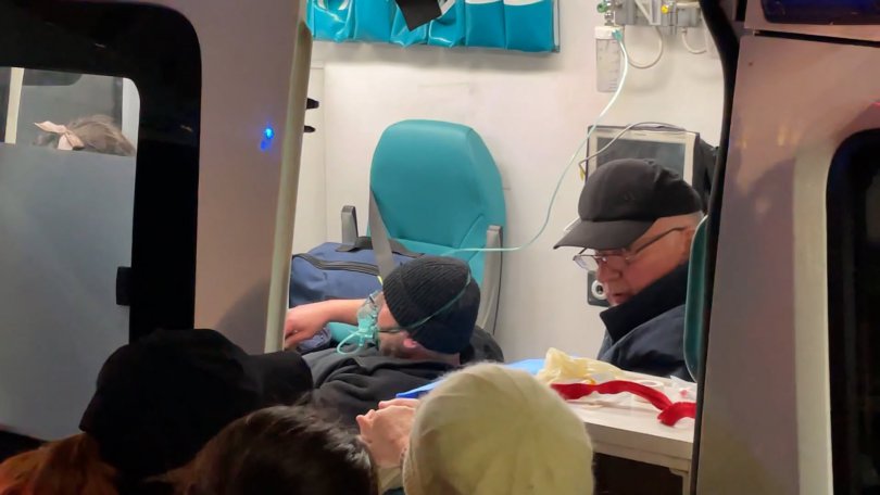 პარლამენტთან მოშიმშილე დავით ჭელიძე საავადმყოფოში გადაიყვანეს