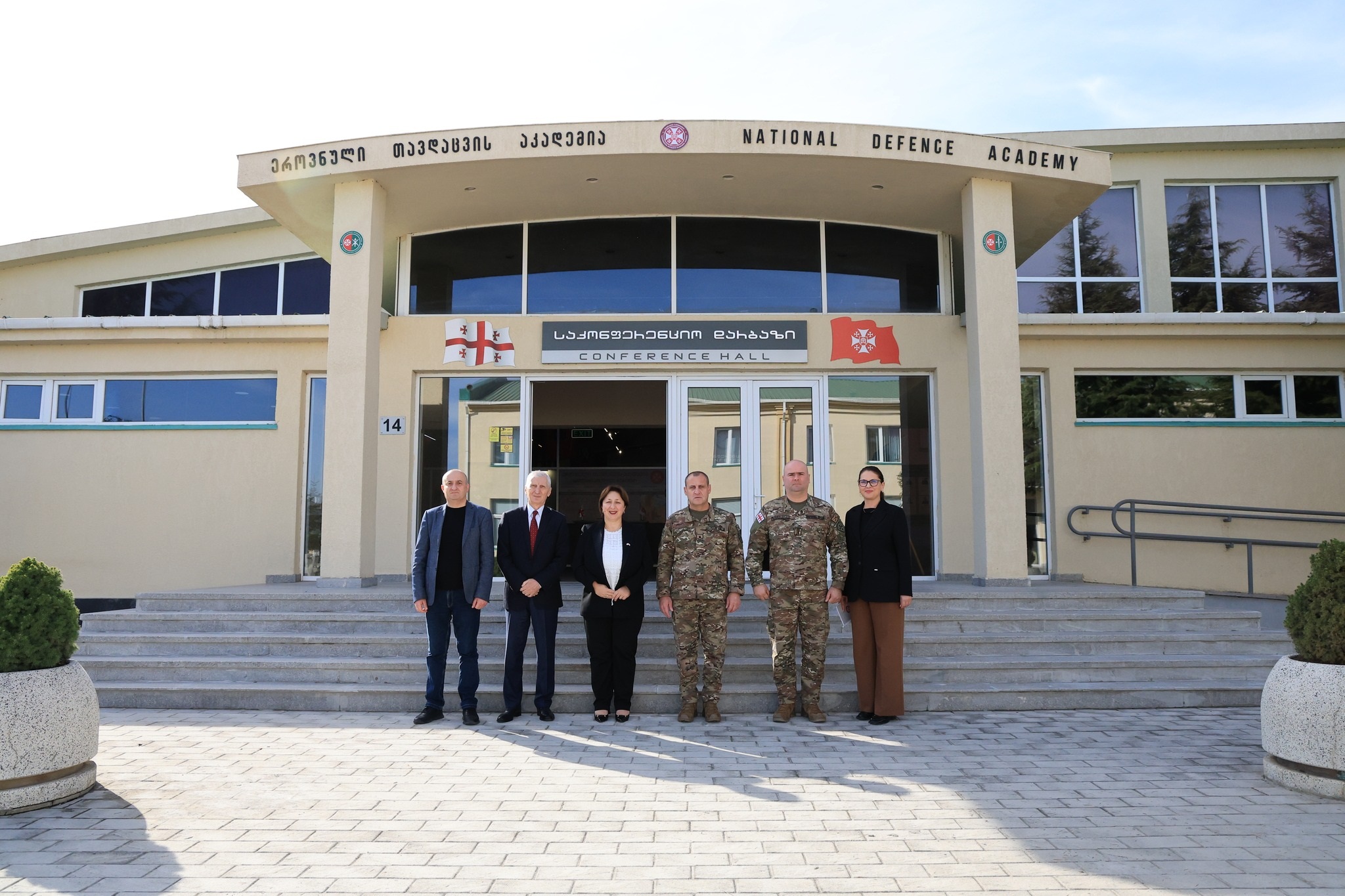 <p style="text-align: justify">დავით აღმაშენებლის სახელობის საქართველოს ეროვნული თავდაცვის აკადემიასა და სოხუმის სახელმწიფო უნივერსიტეტს შორის ურთიერთთანამშრომლობის მემორანდუმი გაფორმდა.</p><p style="text-align: justify">მემორანდუმს ხელი ეროვნული თავდაცვის აკადემიის რექტორმა, ბრიგადის გენერალმა მამია ბალახაძემ და სოხუმის სახელმწიფო უნივერსიტეტის რექტორმა, პროფესორმა თეა ჯუღელმა მოაწერეს.</p><p style="text-align: justify">მემორანდუმის გაფორმება მიზნად ისახავს თანამშრომლობას მხარეთა საერთო ინტერესების სფეროში შემავალ აქტუალურ საკითხებზე, ერთობლივი პროფესიული, სასწავლო-საგანმანათლებლო და კვლევითი პროექტების, ღონისძიებების დაგეგმვას და განხორციელებას.</p><p style="text-align: justify">ღონისძიების ფარგლებში სოხუმის სახელმწიფო უნივერსიტეტის წარმომადგენლებმა აკადემიის ინფრასტრუქტურა, ბიბლიოთეკა, საგამოცდო ცენტრი, სასწავლო აუდიტორიები/ლაბორატორიები და სამუზეუმო სივრცე დაათვალიერეს.</p><p> </p>