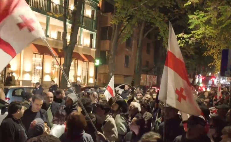 აქციის მონაწილეები მსვლელობას მართავენ