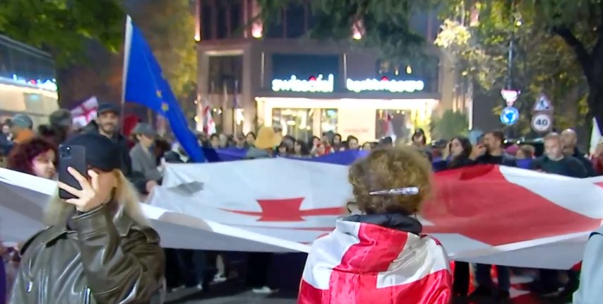 პროტესტის 355-ე დღეს აქციის მონაწილეები მსვლელობას მართავენ