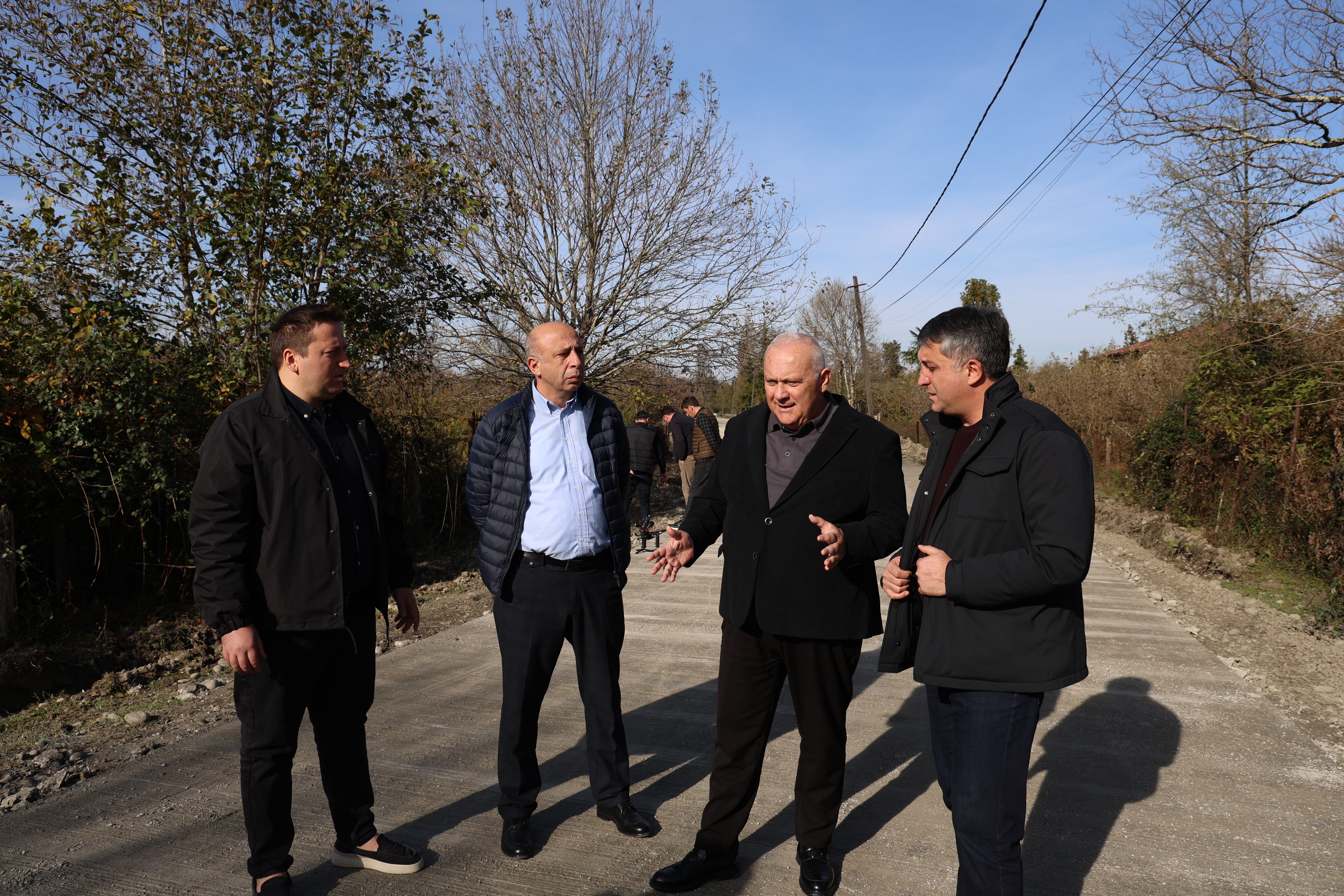 ზუგდიდის სოფელ კოკსა და განმუხურში საგზაო ინფრასტრუქტურის მშენებლობა მიმდინარეობას პროცესს სახელმწიფო რწმუნებული და მერი გაეცნენ