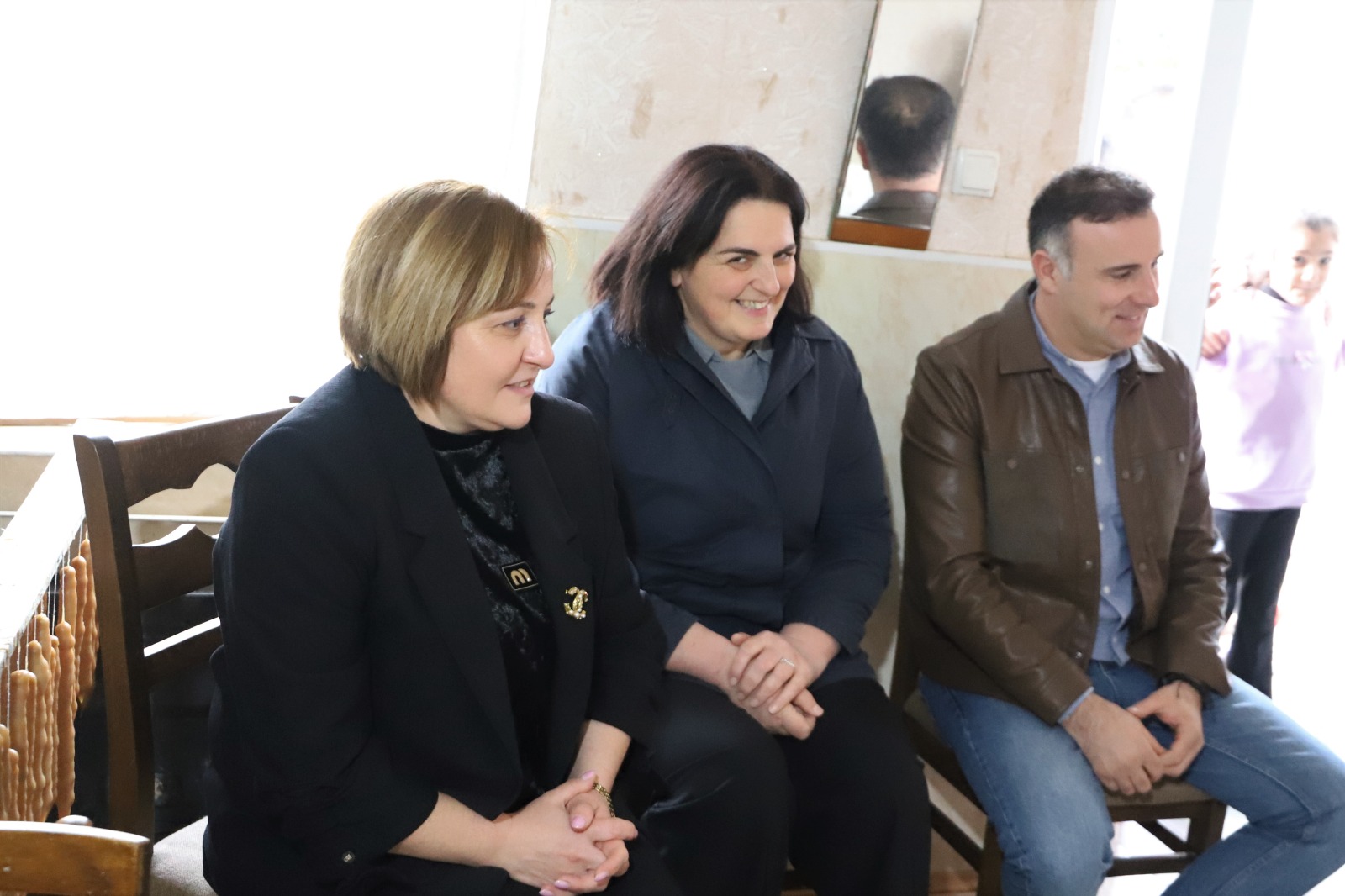 <p style="text-align: justify">თერჯოლის მუნიციპალიტეტის მერის პირველმა მოადგილემ ზვიად ბაზაძემ ბარბარობის დღესასწაულთან დაკავშირებით, 70 წელს გადაცილებულ მარტოხელა მოხუცებს სასურსათო პაკეტი გადასცა.</p><p style="text-align: justify">მუნიციპალიტეტის მერიის ინფორმაციით, რამდენიმე ოჯახში, დღეს პირადად მუნიციპალიტეტის მერის მოადგილე, საკრებულოს თავმჯდომარესა და საკრებულოს წარმომადგენლებთან ერთად იმყოფებოდა, ხელმძღვანელმა პირებმა თითოეულ მათგანს საბარბარობო ნობათი გადასცეს და დამდეგი ქრისტიანული დღესასწაული მიულოცეს.</p><p style="text-align: justify">აღნიშნული პაკეტს, რომელიც ყველა საჭირო პროდუქტს მოიცავს, მუნიციპალიტეტში მცხოვრებ დანარჩენ ბენეფიციარებს, ადმინისტრაციულ ერთეულებში მერის წარმომადგენლები გადასცემენ.</p><p style="text-align: justify">მუნიციპალიტეტის მერიის ჯანდაცვისა და სოციალურ საკითხთა სამსახურის ორგანიზებით, პროგრამით გათვალისწინებულ პირველადი მოხმარების საკვებ პროდუქტებს სადღესასწაულოდ 100-ზე მეტი ოჯახი მიიღებს.</p>