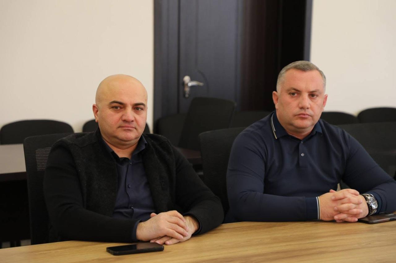 <p style="text-align: justify">თეთრიწყაროს მუნიციპალიტეტის მერი მიხეილ აფციაური ა(ა)ი „თეთრიწყაროს სკოლამდელი აღზრდა-განათლების და სოციალურად დაუცველთა დახმარების ცენტრის“ წარმომადგენლებს შეხვდა.</p><p style="text-align: justify">შეხვედრაზე ცენტრის დირექტორმა, ფიქრია მეშველიანმა ადმინისტრაციის წევრებთან ერთად, სოფელ წინწყაროსა და სოფელ სამღერეთის საბავშვო ბაღების ავტორიზაციის მინიჭების შესახებ პრეზენტაცია წარადგინა.</p><p style="text-align: justify">როგორც ფიქრია მეშველიანმა აღნიშნა, ქვემო ქართლში თეთრიწყაროს მუნიციპალიტეტი არის პირველი, რომელსაც აქვს ორი სკოლამდელი აღზრდისა და განათლების დაწესებულება, რომლებმაც წარმატებით გაიარეს ავტორიზაცია.</p><p style="text-align: justify">შეხვედრას ასევე ესწრებოდნენ თეთრიწყაროს მუნიციპალიტეტის მერისა და საკრებულოს თავმჯდომარის მოადგილეები ლევან ხმალაძე, რამაზ გულბანი, ლია ზურებიანი, ვალერიან სუხიტაშვილი და ანზორ ღორჯომელაძე.</p>