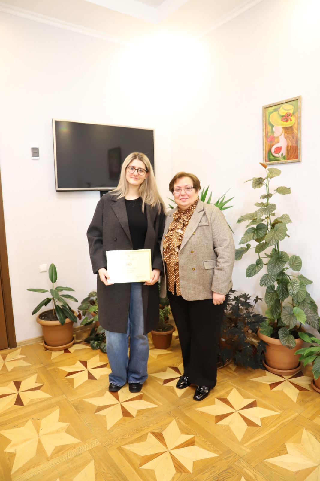 <p style="text-align: justify">თერჯოლის მუნიციპალიტეტის მერი მანუჩარ რობაქიძე, საკრებულოს თავმჯდომარე სოსო ჩაფიჩაძესთან ერთად, ქიმიის საერთაშორისო ოლიმპიადის ბრინჯაოს მედალოსან ანანო აბულაძეს შეხვდა.&nbsp;</p><p style="text-align: justify">მერმა ანანო აბულაძეს მიღწეული შედეგები მიულოცა, ჯილდო გადასცა და წარმატებები უსურვა.&nbsp;</p><p style="text-align: justify">საქართველოს აგრარული უნივერსიტეტის სტუდენტი ანანო აბულაძე საქართველოს ეროვნული ნაკრების წევრია ქიმიაში, მოპოვებული აქვს არაერთი პრიზი საერთაშორისო და სახელმწიფო &nbsp;კონკურსებსა და ტურნირებზე.&nbsp;</p><p style="text-align: justify">შეხვედრას მერიის განათლების, კულტურის, სპორტის და ახალგაზრდულ საქმეთა სამსახურის ხელმძღვანელი მაკა ასათიანი, საკრებულოს განათლების, კულტურის და ახალგაზრდულ საქმეთა კომისიის თავმჯდომარე ნინო ოქრუაძე, თერჯოლის მაჟორიტარი დეპუტატი ელისო მურადაშვილი და საგანმანათლებლო რესურსცენტრის ხელმძღვანელი ქეთევან შეყრილაძე დაესწრნენ.</p><p style="text-align: justify">მუნიციპალიტეტში წარმატებული ახალგაზრდებისთვის წამახალისებელი ფულადი &nbsp;ჯილდო, თერჯოლის აღმასრულებელი და წარმომადგენლობითი ორგანოების ინიციატივით და &nbsp;დადგენილებით განისაზღვრა.</p>