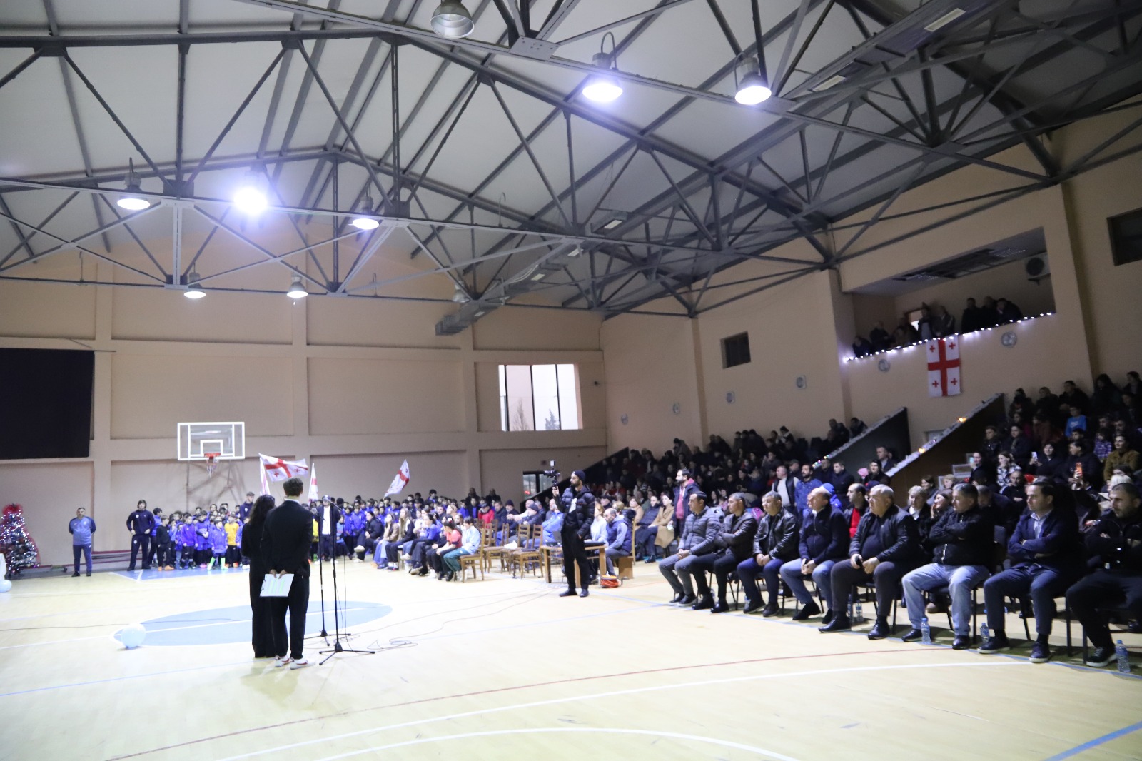 <p style="text-align: justify">თერჯოლის მუნიციპალიტეტის მერი მანუჩარ რობაქიძე, საკრებულოს თავმჯდომარე სოსო ჩაფიჩაძესთან და მოადგილე მირზა ქოჩიაშვილთან ერთად საფეხბურთო კლუბ "საპოვნელას" 2025 წლის შემაჯამებელ ღონისძიებას დაესწრო.</p><p style="text-align: justify">საპოვნელას შემაჯამებელ ღონისძიებაზე წარმატებული სპორტსმენები, საპატიო სტუმრები, ფეხბურთის მწვრთნელები და ის ადამიანები დააჯილდოვეს, ვინც თერჯოლაში ფეხბურთის განვითარების საქმეში წვლილი შეიტანა, პრეზენტაციის სახით წარმოდგენილი იყო მიმდინარე წელს საპოვნელას სხვადასხვა ასაკობრივი კატეგორიის აღსაზრდელთა წარმატებები.</p><p style="text-align: justify">ღონისძიებას, რომელსაც მუნიციპალიტეტის სპორტის სასახლემ უმასპინძლა, ადგილობრივი თვითმმართველობის, იმერეთის ფეხბურთის ფედერაციის და ადგილობრივი რესურსცენტრის წარმომადგენლები დაესწრნენ.</p>