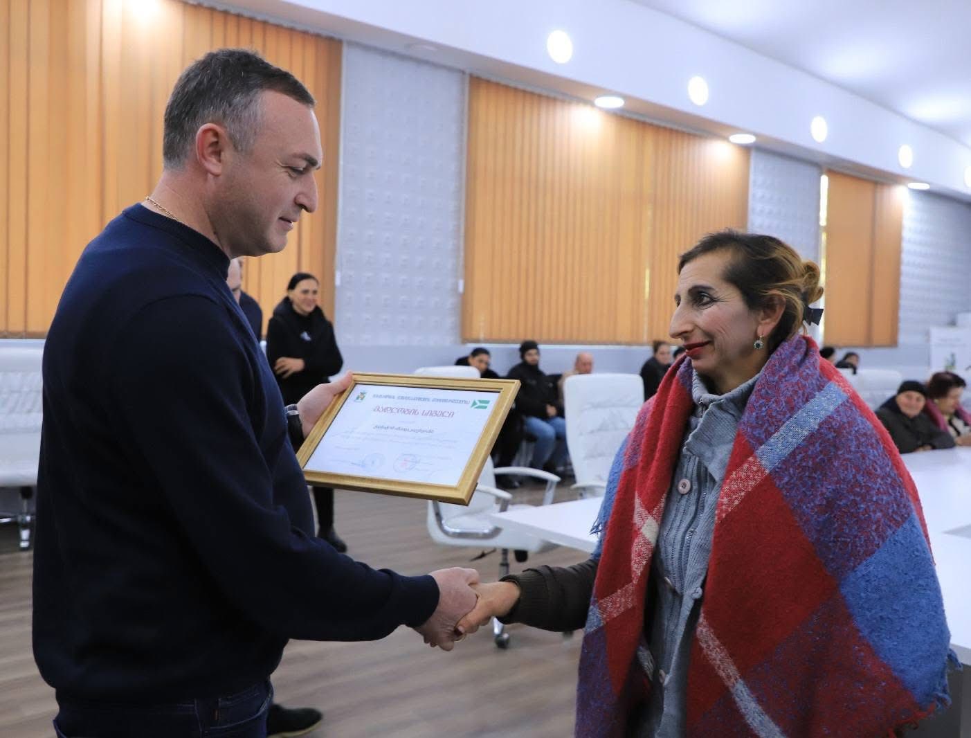 <p style="text-align: justify">დასუფთავების სამსახურის თანამშრომლების შრომა ხშირად შეუმჩნეველია, თუმცა მისი მნიშვნელობა ფასდაუდებელია, - ამის შესახებ სოციალურ ქსელში ზესტაფონის მერი ვახტანგ ღამბაშიძე წერს.</p><p style="text-align: justify">"მადლიერება და პატივისცემა გამოვხატეთ იმ ადამიანების მიმართ, რომლებიც მაშინ იღვიძებენ, როცა მთელ ქალაქს სძინავს.</p><p style="text-align: justify">დასუფთავების სამსახურის თანამშრომლების შრომა ხშირად შეუმჩნეველია, თუმცა მისი მნიშვნელობა ფასდაუდებელია.</p><p style="text-align: justify">მადლობას გიხდით ქალაქის სისუფთავისა და წესრიგის შენარჩუნებაში შეტანილი განსაკუთრებული წვლილისთვის,<br>კეთილსინდისიერი შრომისა და ყოველდღიური თავდადებისთვის, რომლითაც ჩვენი ქალაქი თითოეული მოქალაქისთვის უფრო სუფთა, ლამაზი და კომფორტული ხდება.</p><p style="text-align: justify">თქვენი დაუღალავი შრომა ქმნის სუფთა, მოწესრიგებულ და სასიამოვნო გარემოს როგორც ქალაქის მცხოვრებლებისთვის, ისე სტუმრებისთვის.</p><p style="text-align: justify">გისურვებთ ჯანმრთელობასა და წარმატებებს", - წერს ღამბაშიძე.</p>