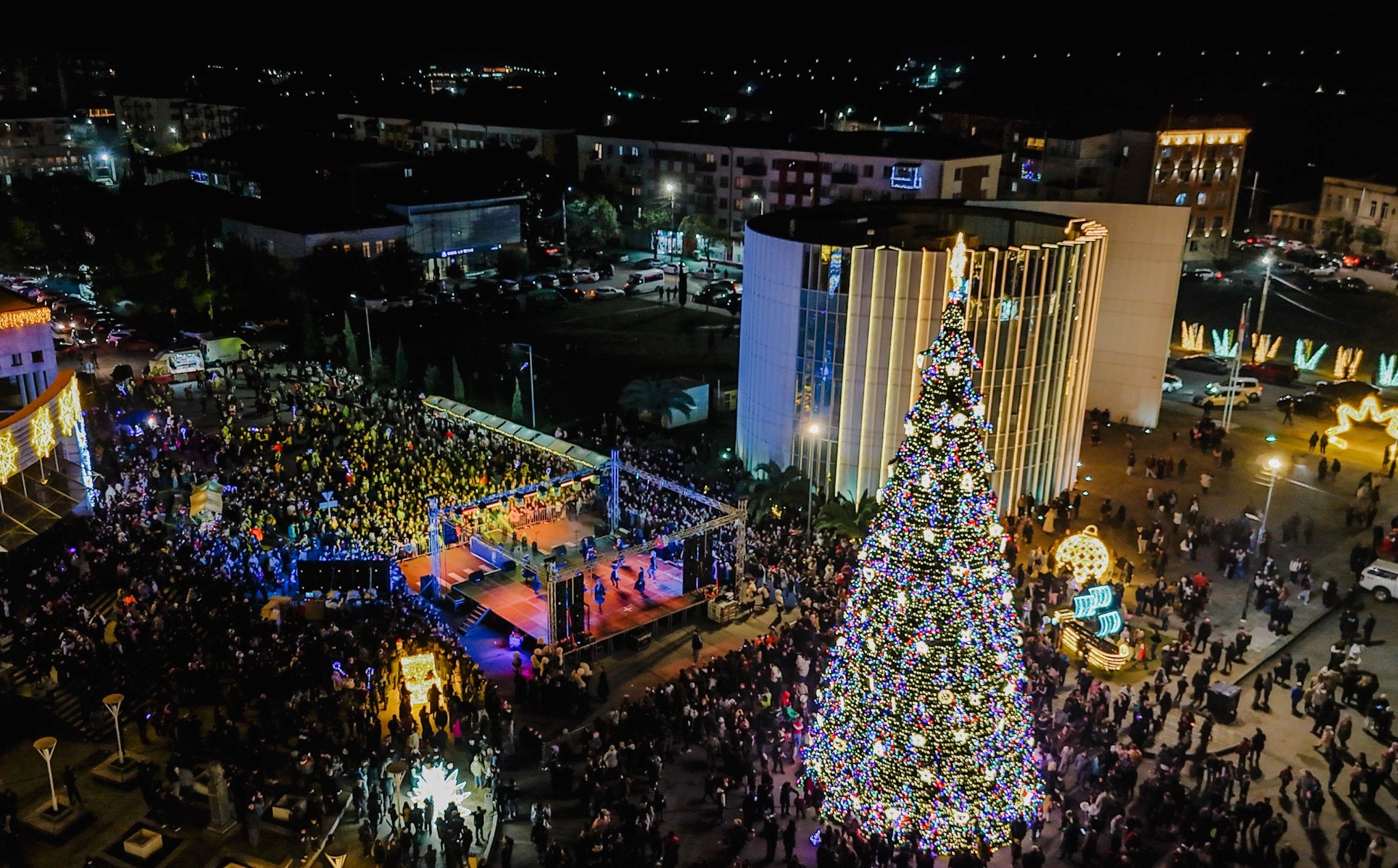 <p style="text-align: justify">ფოთის ცენტრალურ მოედანზე, ქალაქის მთავარი ნაძვის ხე საზეიმოდ აინთო.</p><p style="text-align: justify">ილუმინაციებით განათდა ქალაქის ქუჩებიც.</p><p style="text-align: justify">&nbsp;</p>