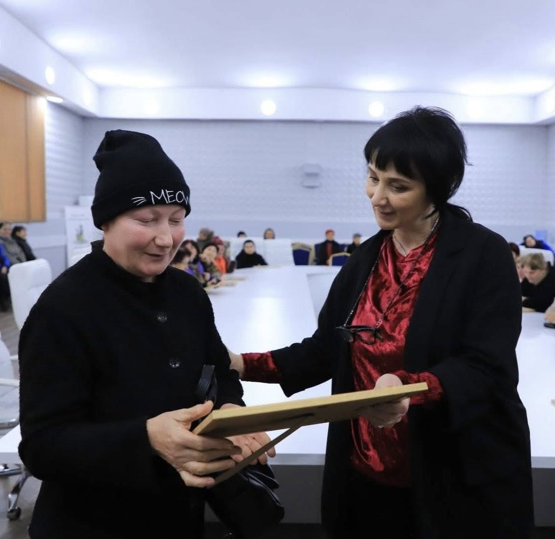 <p style="text-align: justify">დასუფთავების სამსახურის თანამშრომლების შრომა ხშირად შეუმჩნეველია, თუმცა მისი მნიშვნელობა ფასდაუდებელია, - ამის შესახებ სოციალურ ქსელში ზესტაფონის მერი ვახტანგ ღამბაშიძე წერს.</p><p style="text-align: justify">"მადლიერება და პატივისცემა გამოვხატეთ იმ ადამიანების მიმართ, რომლებიც მაშინ იღვიძებენ, როცა მთელ ქალაქს სძინავს.</p><p style="text-align: justify">დასუფთავების სამსახურის თანამშრომლების შრომა ხშირად შეუმჩნეველია, თუმცა მისი მნიშვნელობა ფასდაუდებელია.</p><p style="text-align: justify">მადლობას გიხდით ქალაქის სისუფთავისა და წესრიგის შენარჩუნებაში შეტანილი განსაკუთრებული წვლილისთვის,<br>კეთილსინდისიერი შრომისა და ყოველდღიური თავდადებისთვის, რომლითაც ჩვენი ქალაქი თითოეული მოქალაქისთვის უფრო სუფთა, ლამაზი და კომფორტული ხდება.</p><p style="text-align: justify">თქვენი დაუღალავი შრომა ქმნის სუფთა, მოწესრიგებულ და სასიამოვნო გარემოს როგორც ქალაქის მცხოვრებლებისთვის, ისე სტუმრებისთვის.</p><p style="text-align: justify">გისურვებთ ჯანმრთელობასა და წარმატებებს", - წერს ღამბაშიძე.</p>