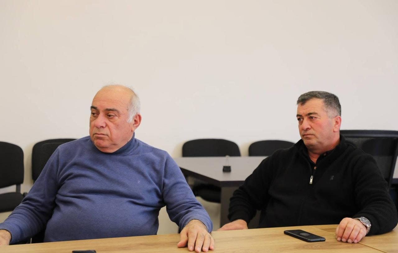 <p style="text-align: justify">თეთრიწყაროს მუნიციპალიტეტის მერი მიხეილ აფციაური ა(ა)ი „თეთრიწყაროს სკოლამდელი აღზრდა-განათლების და სოციალურად დაუცველთა დახმარების ცენტრის“ წარმომადგენლებს შეხვდა.</p><p style="text-align: justify">შეხვედრაზე ცენტრის დირექტორმა, ფიქრია მეშველიანმა ადმინისტრაციის წევრებთან ერთად, სოფელ წინწყაროსა და სოფელ სამღერეთის საბავშვო ბაღების ავტორიზაციის მინიჭების შესახებ პრეზენტაცია წარადგინა.</p><p style="text-align: justify">როგორც ფიქრია მეშველიანმა აღნიშნა, ქვემო ქართლში თეთრიწყაროს მუნიციპალიტეტი არის პირველი, რომელსაც აქვს ორი სკოლამდელი აღზრდისა და განათლების დაწესებულება, რომლებმაც წარმატებით გაიარეს ავტორიზაცია.</p><p style="text-align: justify">შეხვედრას ასევე ესწრებოდნენ თეთრიწყაროს მუნიციპალიტეტის მერისა და საკრებულოს თავმჯდომარის მოადგილეები ლევან ხმალაძე, რამაზ გულბანი, ლია ზურებიანი, ვალერიან სუხიტაშვილი და ანზორ ღორჯომელაძე.</p>