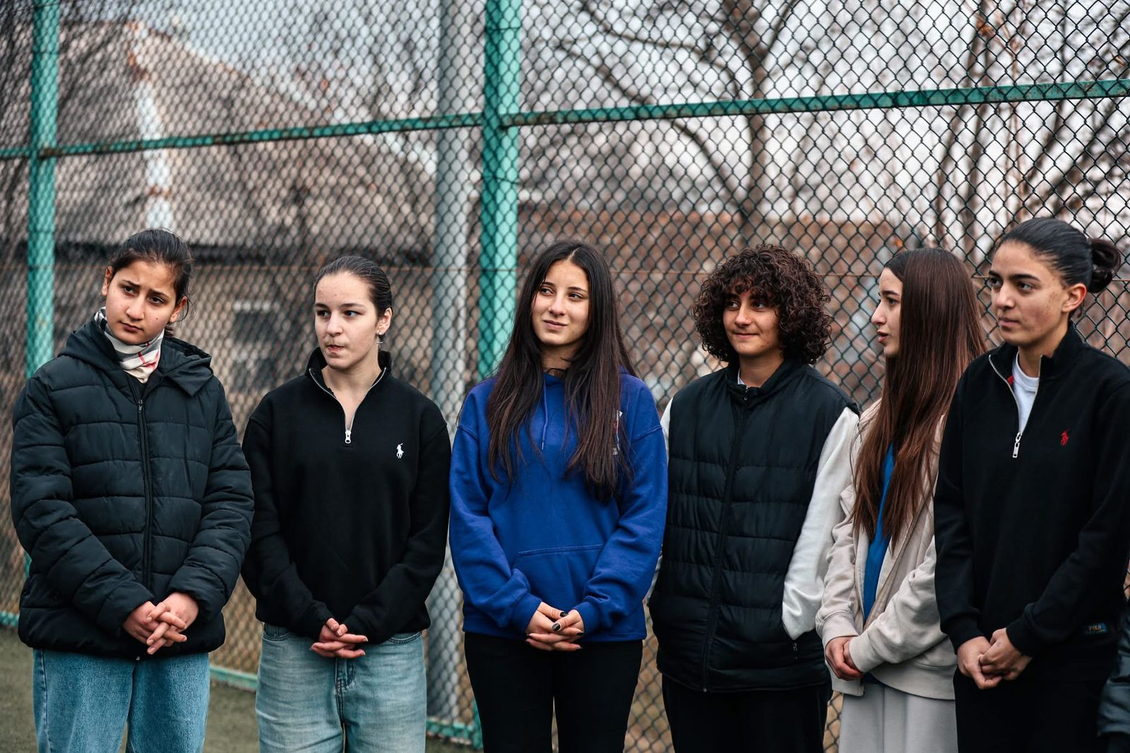 <p style="text-align: justify">რეგიონული განვითარების მინისტრის პირველი მოადგილე ლევან ზაუტაშვილი და ქვემო ქართლში სახელმწიფო რწმუნებული ილია ჯალაღანია თეთრიწყაროს მუნიციპალიტეტის მერთან მიხეილ აფციაურთან ერთად, გოგონათა საფეხბურთო გუნდის წევრებს შეხვდნენ.</p><p style="text-align: justify">გოგონათა ფეხბურთი თეთრიწყაროს მუნიციპალიტეტის ეთნიკურად მრავალფეროვან, ეკომიგრანტებით დასახლებულ სოფელ სამღერეთში 2018 წელს ჩამოყალიბდა. შეიქმნა სამოყვარულო საფეხბურთო გუნდი, რომელიც ეთნიკურად ქართველ, აზერბაიჯანელ და სომეხ გოგონებს აერთიანებს. 2020 წლიდან გუნდს ფეხბურთით დაინტერესებული გოგონები მუნიციპალიტეტის სხვადასხვა სოფლებიდანაც შეუერთდნენ. 2023 წლიდან თეთრიწყაროს გოგონათა გუნდი ოფიციალურად ჩაერთო საქართველოს ლიგა 2-ში, წარმატებით განაგრძობს ასპარეზობას და ამ ეტაპზე გადასულია უმაღლეს ლიგაში.</p><p style="text-align: justify">მინისტრის მოადგილემ, სახელმწიფო რწმუნებულმა და მერმა გოგონები ერთჯერადი ფულადი პრემიით, მედლებითა და სამადლობელი სიგელებით დააჯილდოვეს და აღნიშნეს, რომ მათი გადასვლა უმაღლეს ლიგაში მუნიციპალიტეტში ქალთა ფეხბურთის განვითარებისთვის მნიშვნელოვანი ნაბიჯია.</p><p style="text-align: justify">შეხვედრას ქვემო ქართლში სახელმწიფო რწმუნებულის პირველი მოადგილე იოსებ ალიბეგაშვილი, მოადგილე ავთანდილ ჭრიკიშვილი და ადგილობრივი ხელისუფლების წარმომადგენლები ესწრებოდნენ.</p>