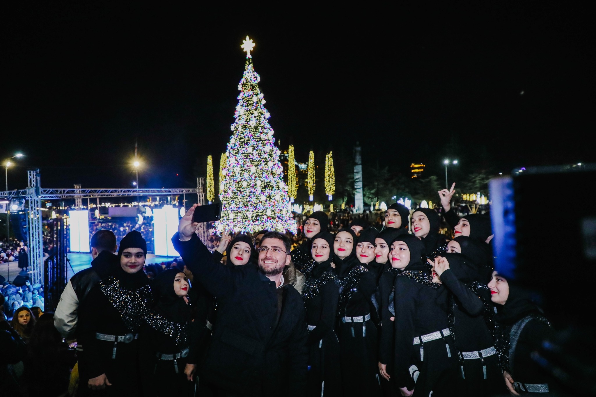 <p style="text-align: justify">ფოთის ცენტრალურ მოედანზე, ქალაქის მთავარი ნაძვის ხე საზეიმოდ აინთო.</p><p style="text-align: justify">ილუმინაციებით განათდა ქალაქის ქუჩებიც.</p><p style="text-align: justify">&nbsp;</p>