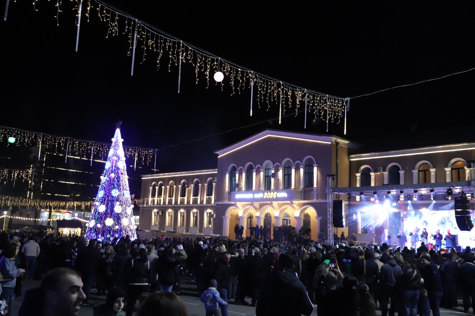 <p style="text-align: justify">თერჯოლაში წლის მთავარი საახალწლო ღონისძიება და ნაძვის ხის ანთების ცერემონია გაიმართა.</p><p style="text-align: justify">საახალწლო ღონისძიებები საბავშვო აქტივობებით და ზღაპრის გმირების წარმოდგენებით დაიწყო. ღონისძიების ფარგლებში გაიმართა საშობაო ბაზრობა, შესრულდა მუსიკალური ნომრები, ზეიმის პატარა სტუმრები თოვლის ბაბუამ დაასაჩუქრა.</p><p style="text-align: justify">თერჯოლის მუნიციპალიტეტის მერმა მანუჩარ რობაქიძემ, საკრებულოს თავმჯდომარე სოსო ჩაფიჩაძესთან და ბავშვებთან ერთად ქალაქის მთავარი ნაძვის ხე საზეიმოდ აანთო.</p><p style="text-align: justify">გალა კონცერტში მონაწილეობდნენ ქართველი შემსრულებლები: ეკა კახიანი, ნინი ბადურაშვილი,თაკო გაჩეჩილაძე, ქრისტინე იმედაძე; თემურ თათარაშვილი, მაია ჯაბუა; კახა კუხიანიძე; ჯორჯიან სიქს და გუფილენდი.</p><p style="text-align: justify">საახალწლო ღონისძიებები ფოიერვერკით დასრულდა.&nbsp;</p><p style="text-align: justify">"ახალი წლის დღეები" მთელი ქვეყნის მასშტაბით, საქართველოს მთავრობის, კულტურის სამინისტროს და სსიპ შემოქმედებითი საქართველოს მხარდაჭერით იმართება.</p>