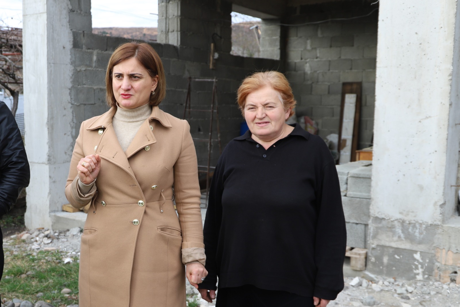 <p style="text-align: justify">თერჯოლის მუნიციპალიტეტის მერმა მრავალშვილიან ოჯახებს საყოფაცხოვრებო ნივთები გადასცა.</p><p style="text-align: justify">მუნიციპალიტეტის მერიის ინფორმაციით, მანუჩარ რობაქიძემ სოციალური დახმარების ბენეფიციარი ოჯახები საკრებულოს თავმჯდომარე სოსო ჩაფიჩაძესთან ერთად მოინახულა.</p><p style="text-align: justify">სოციალური აქცია მერიის ბავშვთა დაცვისა და მხარდაჭერის განყოფილების ორგანიზებით განხორციელდა. </p><p style="text-align: justify">თერჯოლის მერის ინიციატივით, მსგავსი ტიპის აქციები ბავშვიანი ოჯახების მხარდაჭერის პროგრამის ფარგლებში ინტენსიურად ეწყობა და მოქალაქეების საცხოვრებელი პირობების გაუმჯობესებას ისახავს მიზნად.</p><p style="text-align: justify">მუნიციპალიტეტში აღნიშნული პროგრამა უკვე მესამე წელია, მოქმედებს და ამ დრომდე დახმარება 80-მდე ოჯახმა მიიღო</p>