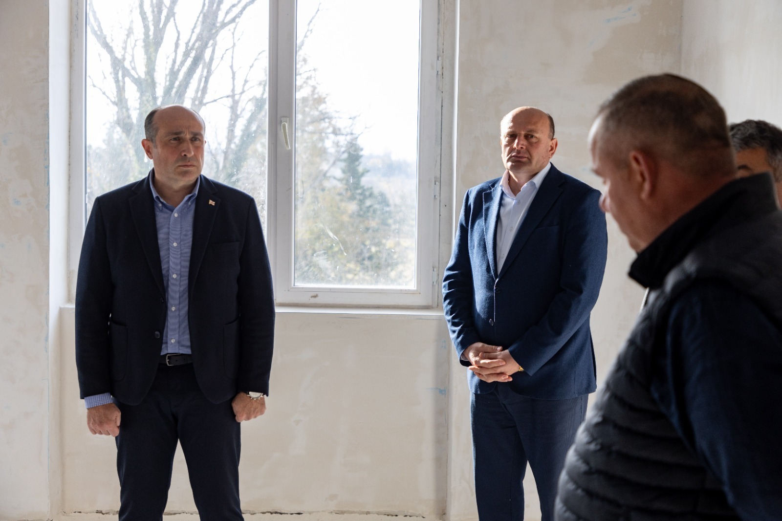 <p style="text-align: justify">თერჯოლის მუნიციპალიტეტში საგანმანათლებლო ინფრასტრუქტურის აღდგენა და განახლება მიმდინარეობს.</p><p style="text-align: justify">სამუშაოები თერჯოლის მუნიციპალიტეტის მერმა მანუჩარ რობაქიძემ იმერეთში სახელმწიფო რწმუნებულთან ლევან ზალკალიანთან და ადგილობრივი თვითმმართველობის წარმომადგენლებთან ერთად დაათვალიერა. </p><p style="text-align: justify">მუნიციპალიტეტის მერიის ინფორმაციით, პროექტების მიზანია მოსწავლეებისთვის უსაფრთხო და კომფორტული საგანმანათლებლო გარემოს შექმნა. სამუშაოები ხორციელდება მცირე მასშტაბის სკოლების სარეაბილიტაციო პროგრამის ფარგლებში და სრულად ფინანსდება ინფრასტრუქტურის სამინისტროს მიერ.</p><p style="text-align: justify">სოფელ ახალთერჯოლის საჯარო სკოლაში ხორციელდება შიდა სივრცის რეაბილიტაცია: განახლდება სკოლის შესასვლელი, გარემონტდება მესამე სართულის საკლასო ოთახები და დერეფანი, იცვლება ელექტროგაყვანილობის სისტემა.</p><p style="text-align: justify">სოფელ ჭოგნარის სკოლაში პირველად მონტაჟდება ცენტრალური გათბობის სისტემა. </p><p style="text-align: justify">ამავე პროგრამის ფარგლებში უკვე დასრულდა სოფელ ნაგარევის სკოლის სახურავის სრული რეაბილიტაციაც.</p><p style="text-align: justify">საერთო ჯამში, სკოლების რეაბილიტაციასა და კეთილმოწყობაზე 400 000 ლარამდე დაიხარჯება.</p>