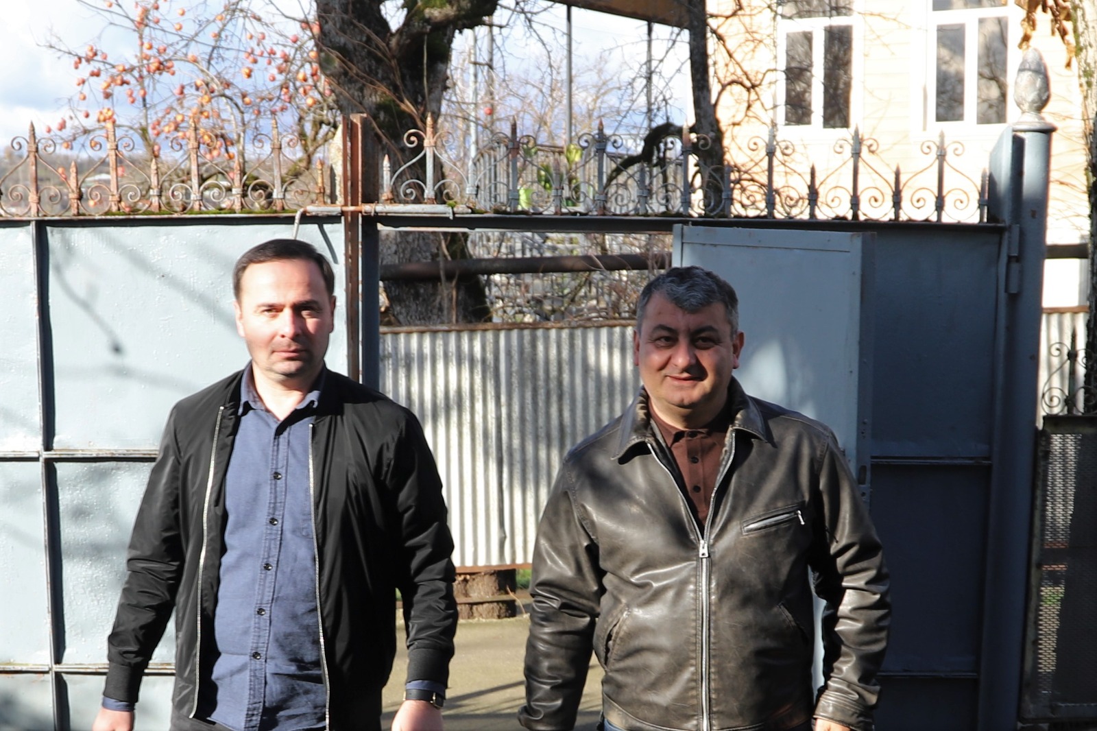 <p style="text-align: justify">თერჯოლის მუნიციპალიტეტის მერის პირველმა მოადგილემ ზვიად ბაზაძემ ბარბარობის დღესასწაულთან დაკავშირებით, 70 წელს გადაცილებულ მარტოხელა მოხუცებს სასურსათო პაკეტი გადასცა.</p><p style="text-align: justify">მუნიციპალიტეტის მერიის ინფორმაციით, რამდენიმე ოჯახში, დღეს პირადად მუნიციპალიტეტის მერის მოადგილე, საკრებულოს თავმჯდომარესა და საკრებულოს წარმომადგენლებთან ერთად იმყოფებოდა, ხელმძღვანელმა პირებმა თითოეულ მათგანს საბარბარობო ნობათი გადასცეს და დამდეგი ქრისტიანული დღესასწაული მიულოცეს.</p><p style="text-align: justify">აღნიშნული პაკეტს, რომელიც ყველა საჭირო პროდუქტს მოიცავს, მუნიციპალიტეტში მცხოვრებ დანარჩენ ბენეფიციარებს, ადმინისტრაციულ ერთეულებში მერის წარმომადგენლები გადასცემენ.</p><p style="text-align: justify">მუნიციპალიტეტის მერიის ჯანდაცვისა და სოციალურ საკითხთა სამსახურის ორგანიზებით, პროგრამით გათვალისწინებულ პირველადი მოხმარების საკვებ პროდუქტებს სადღესასწაულოდ 100-ზე მეტი ოჯახი მიიღებს.</p>