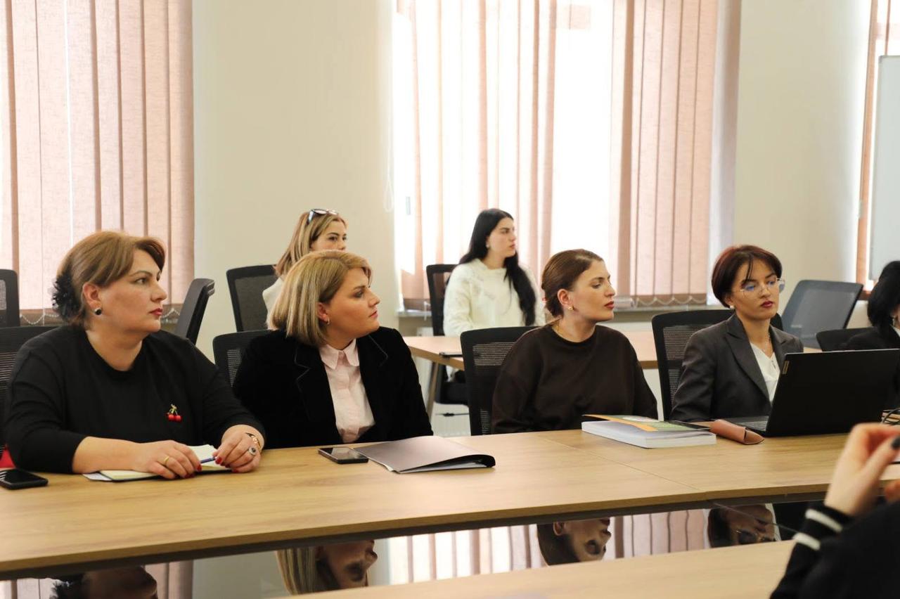 <p style="text-align: justify">თეთრიწყაროს მუნიციპალიტეტის მერი მიხეილ აფციაური ა(ა)ი „თეთრიწყაროს სკოლამდელი აღზრდა-განათლების და სოციალურად დაუცველთა დახმარების ცენტრის“ წარმომადგენლებს შეხვდა.</p><p style="text-align: justify">შეხვედრაზე ცენტრის დირექტორმა, ფიქრია მეშველიანმა ადმინისტრაციის წევრებთან ერთად, სოფელ წინწყაროსა და სოფელ სამღერეთის საბავშვო ბაღების ავტორიზაციის მინიჭების შესახებ პრეზენტაცია წარადგინა.</p><p style="text-align: justify">როგორც ფიქრია მეშველიანმა აღნიშნა, ქვემო ქართლში თეთრიწყაროს მუნიციპალიტეტი არის პირველი, რომელსაც აქვს ორი სკოლამდელი აღზრდისა და განათლების დაწესებულება, რომლებმაც წარმატებით გაიარეს ავტორიზაცია.</p><p style="text-align: justify">შეხვედრას ასევე ესწრებოდნენ თეთრიწყაროს მუნიციპალიტეტის მერისა და საკრებულოს თავმჯდომარის მოადგილეები ლევან ხმალაძე, რამაზ გულბანი, ლია ზურებიანი, ვალერიან სუხიტაშვილი და ანზორ ღორჯომელაძე.</p>